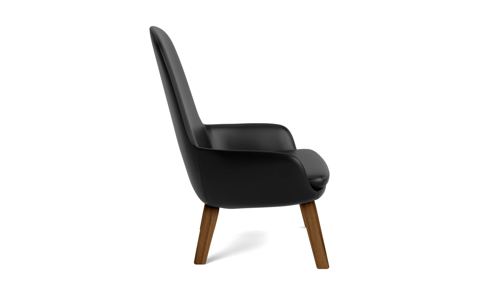 Der Era Lounge-Sessel hoch von Normann Copenhagen vereint elegantes Design und edles Eichenholz für ein luxuriöses Sitzerlebnis.