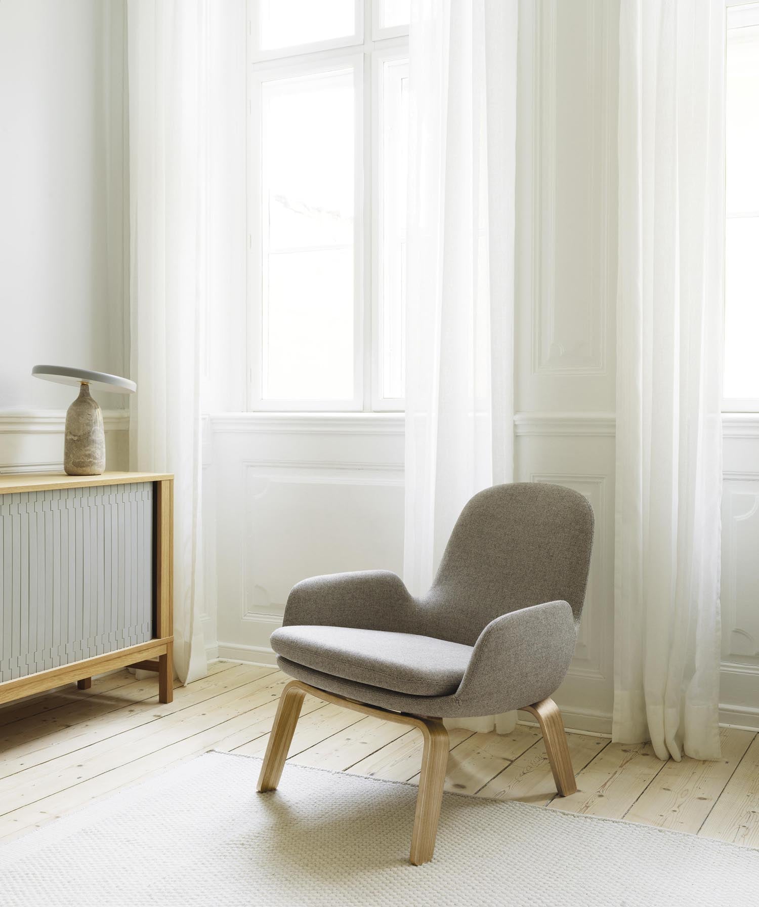 Der Era Lounge-Sessel hoch von Normann Copenhagen vereint elegantes Design und edles Eichenholz für ein luxuriöses Sitzerlebnis.