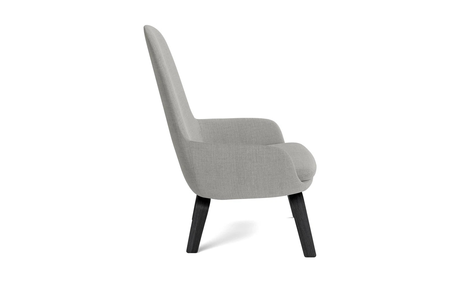 Erleben Sie den Era Lounge-Sessel hoch in Schwarzer Eiche von Normann Copenhagen – ein elegantes Möbelstück, das Komfort und zeitloses Design perfekt kombiniert.