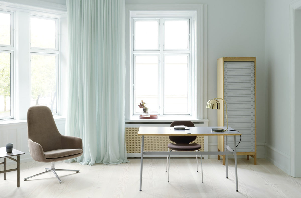 Era Lounge-Sessel hoch von Normann Copenhagen in Grau mit gepolsterter, geschwungener Rückenlehne und drehbarem Alu-Gestell.