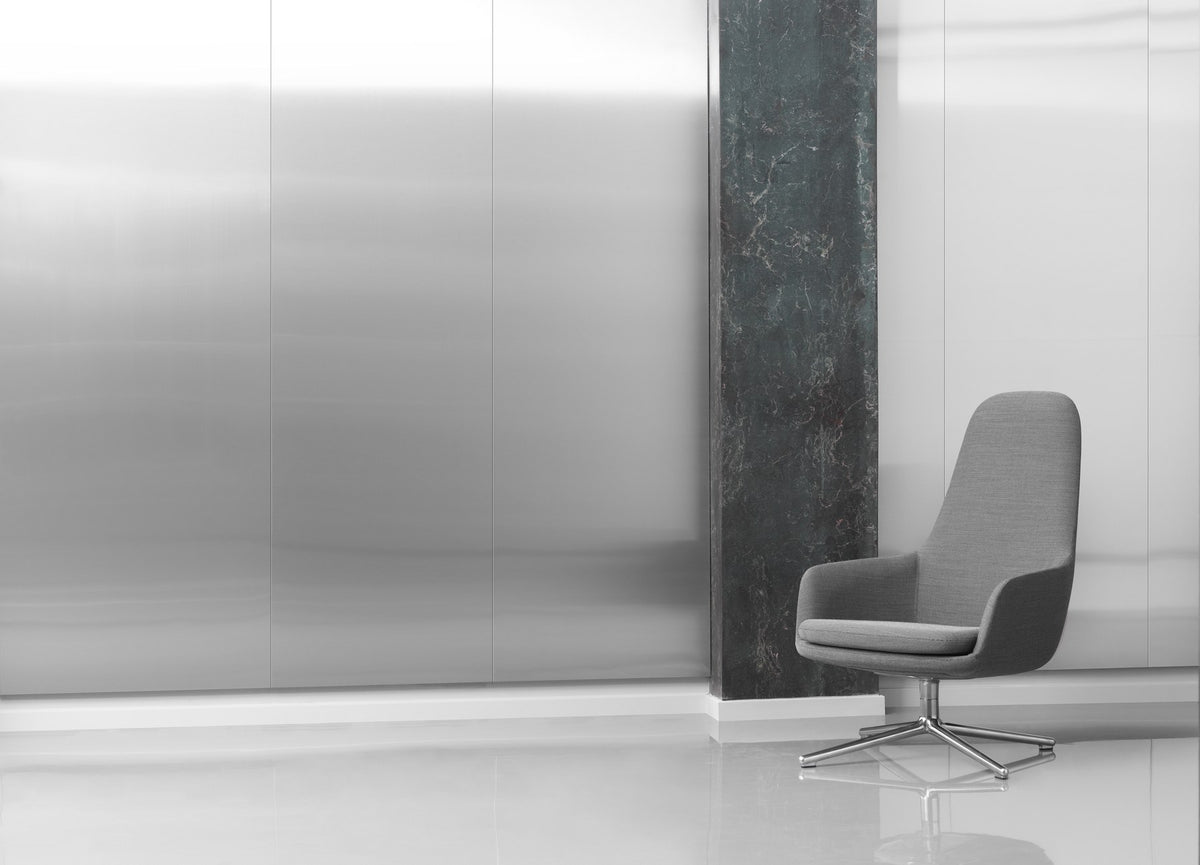 Grauer Era Lounge-Sessel von Normann Copenhagen mit hoher Rückenlehne, Drehgestell aus schwarzem Aluminium und gepolsterter Sitzschale.