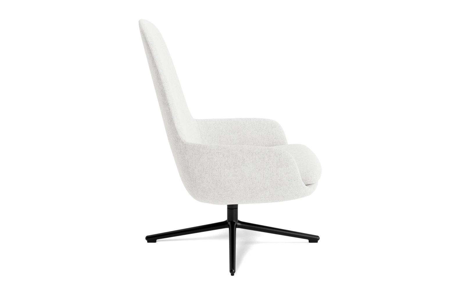 Erleben Sie den Era Lounge-Sessel hoch mit Drehgestell aus schwarzem Aluminium von Normann Copenhagen – ein elegantes Möbelstück, das Stil und Komfort vereint.