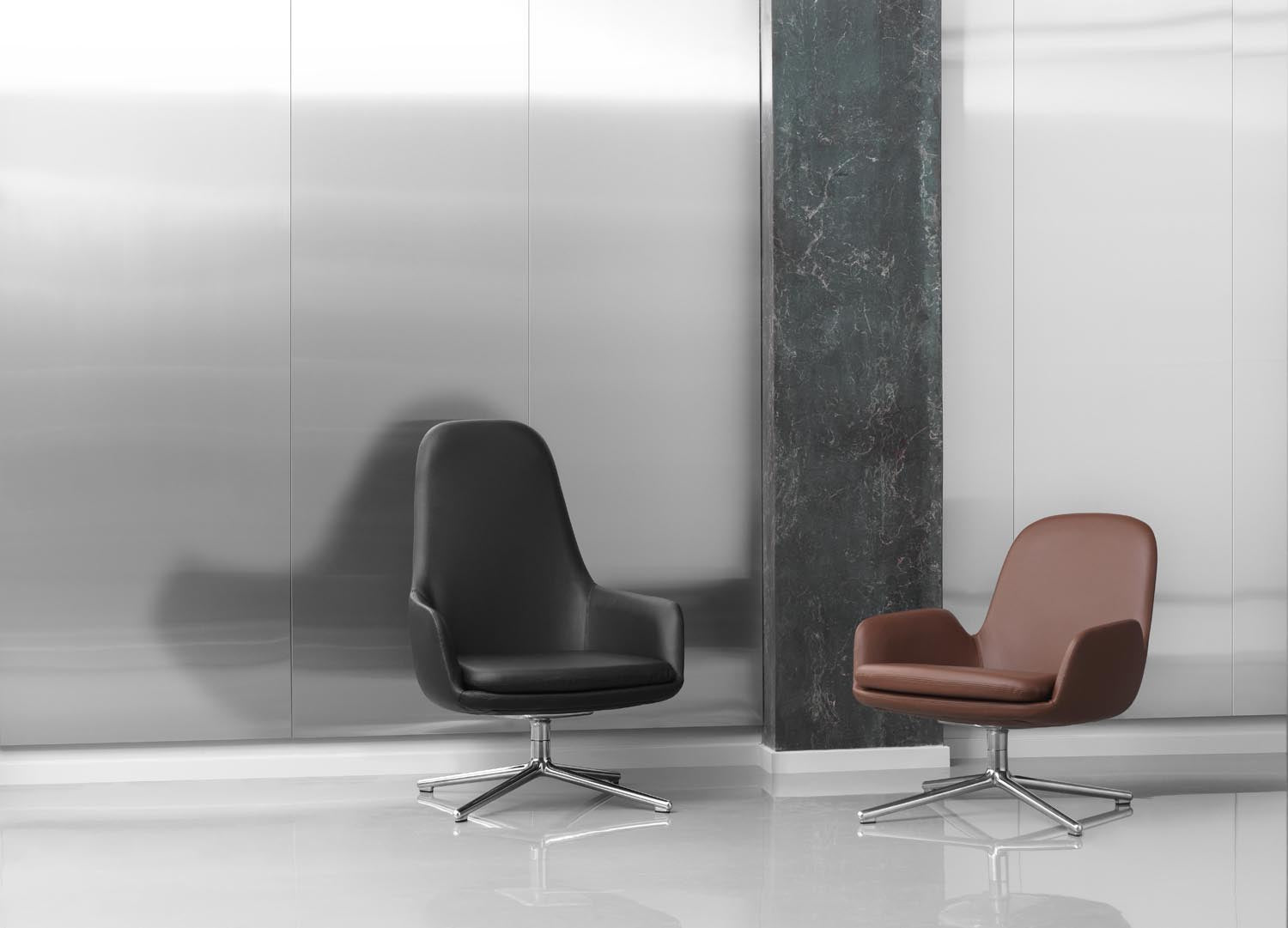 Erleben Sie den Era Lounge-Sessel von Normann Copenhagen: Stilvolles Design und erstklassiger Komfort vereinen sich in einem drehbaren Gestell aus schwarzem Aluminium.