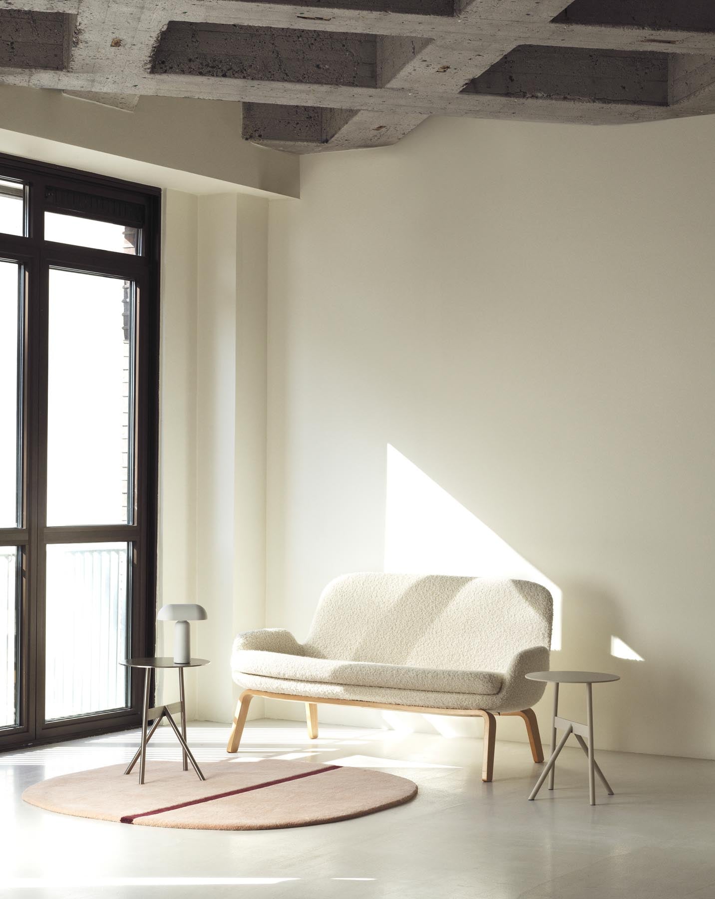 Entdecken Sie das Era Sofa von Normann Copenhagen: Elegantes Design mit schwarzem Stahlgestell und hochwertigem Remix-Stoff für höchsten Komfort.