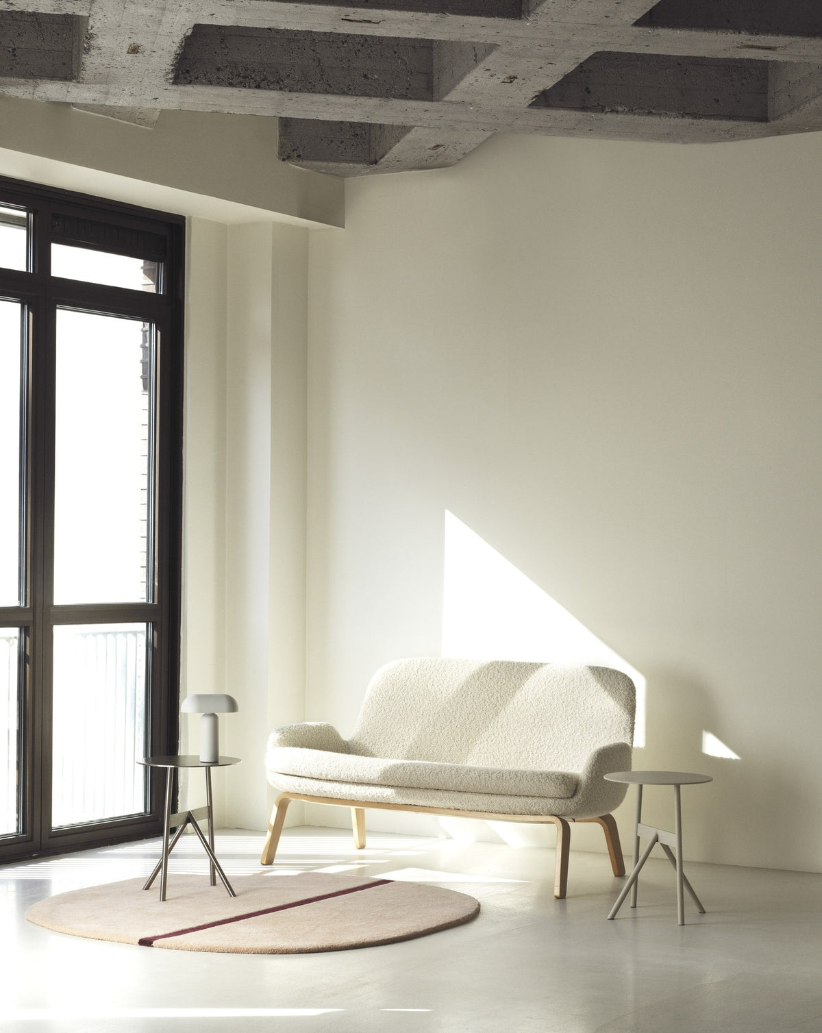 Era Sofa Eiche von Normann Copenhagen, 2er Sofa in Braun mit gepolsterter Sitzschale und lackierten Eichenbeinen, geschwungene Form.