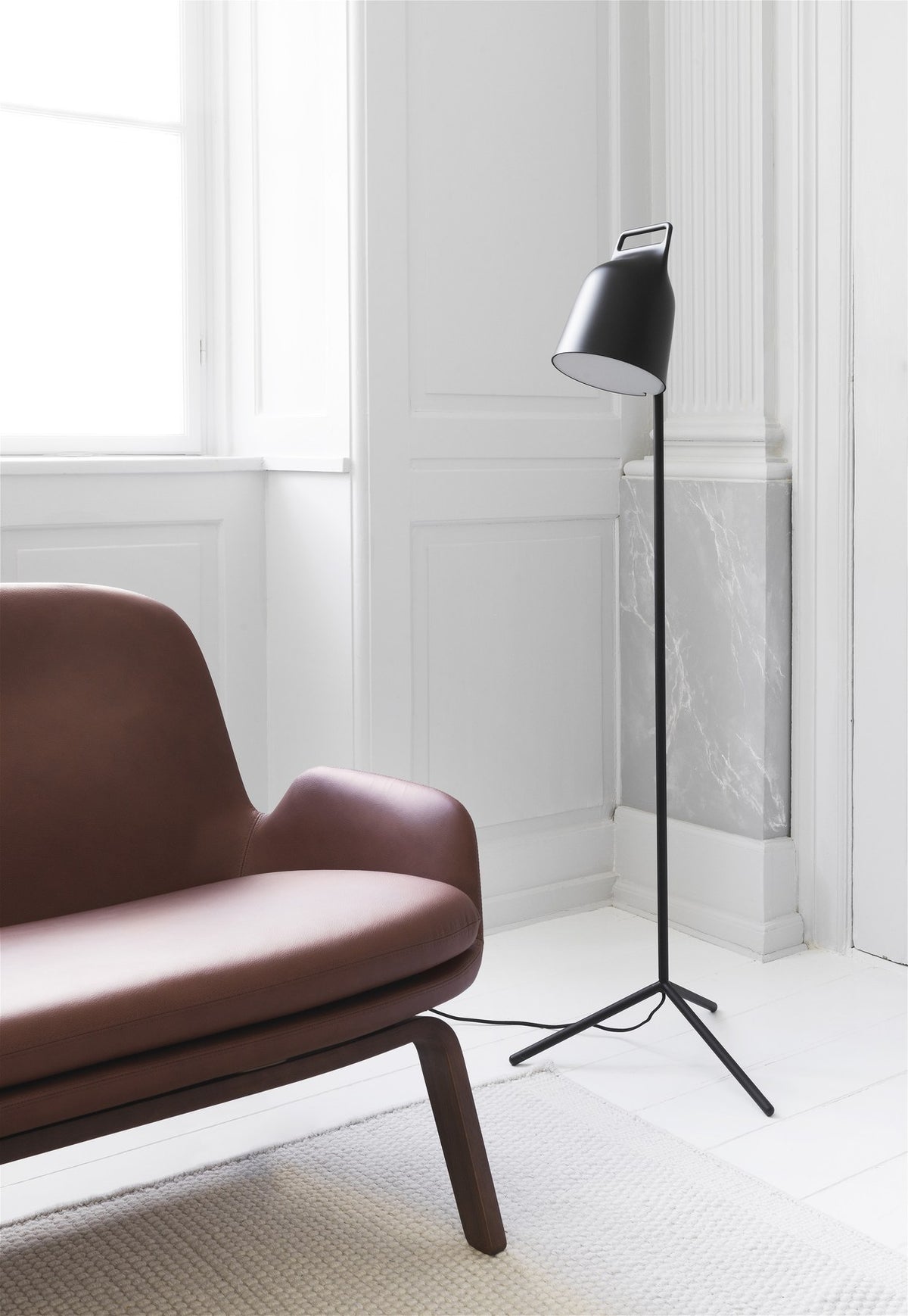 Era Sofa Walnuss von Normann Copenhagen: braunes 2er Sofa mit gepolsterter Sitzschale und Beinen aus Walnussholz.
