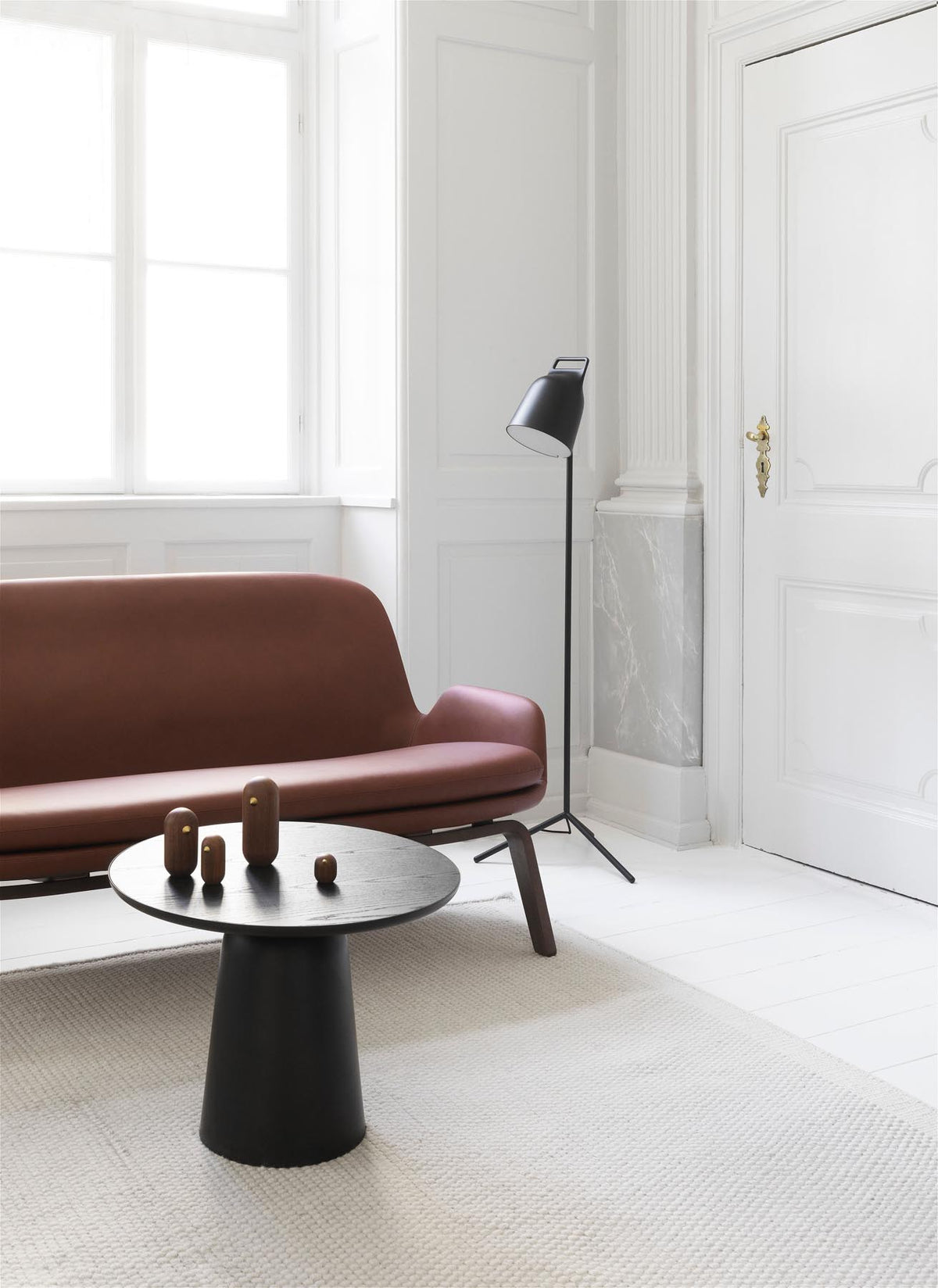 Era Sofa Walnuss Remix in Remix 133 präsentiert im Onlineshop von KAQTU Design AG. 2er Sofa ist von Normann Copenhagen