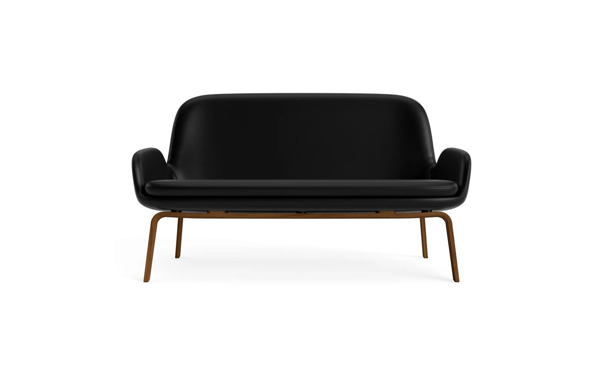 Era Sofa Walnuss Ultra in Ultra 41599 präsentiert im Onlineshop von KAQTU Design AG. 2er Sofa ist von Normann Copenhagen