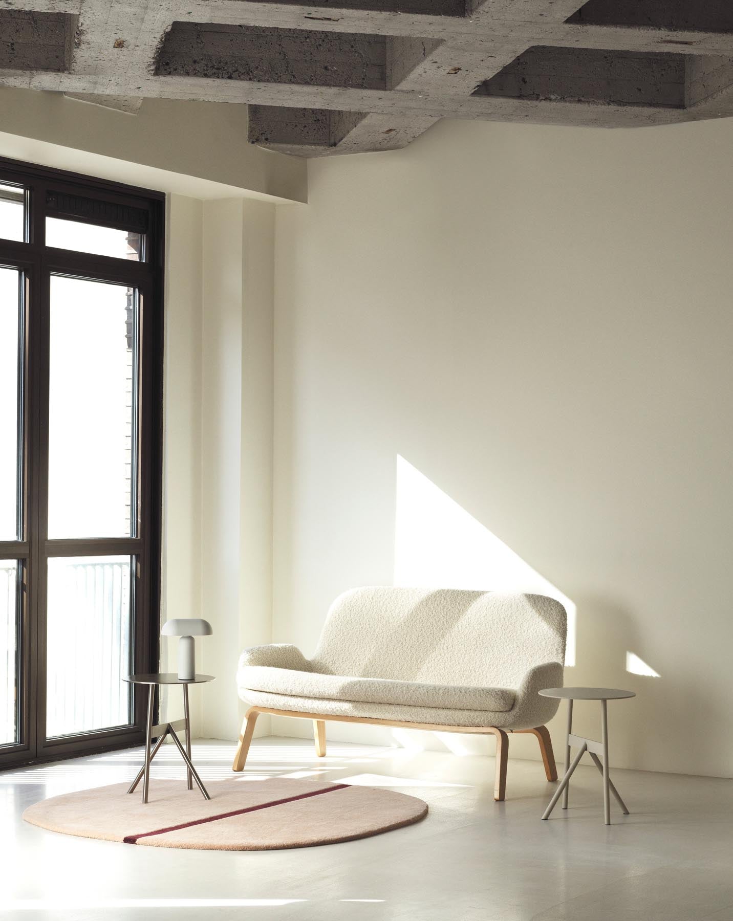 Erleben Sie das Era Sofa von Normann Copenhagen: Elegantes Design in schwarzer Eiche und Remix-Stoff, vereint Stil und Komfort für Ihr Zuhause.