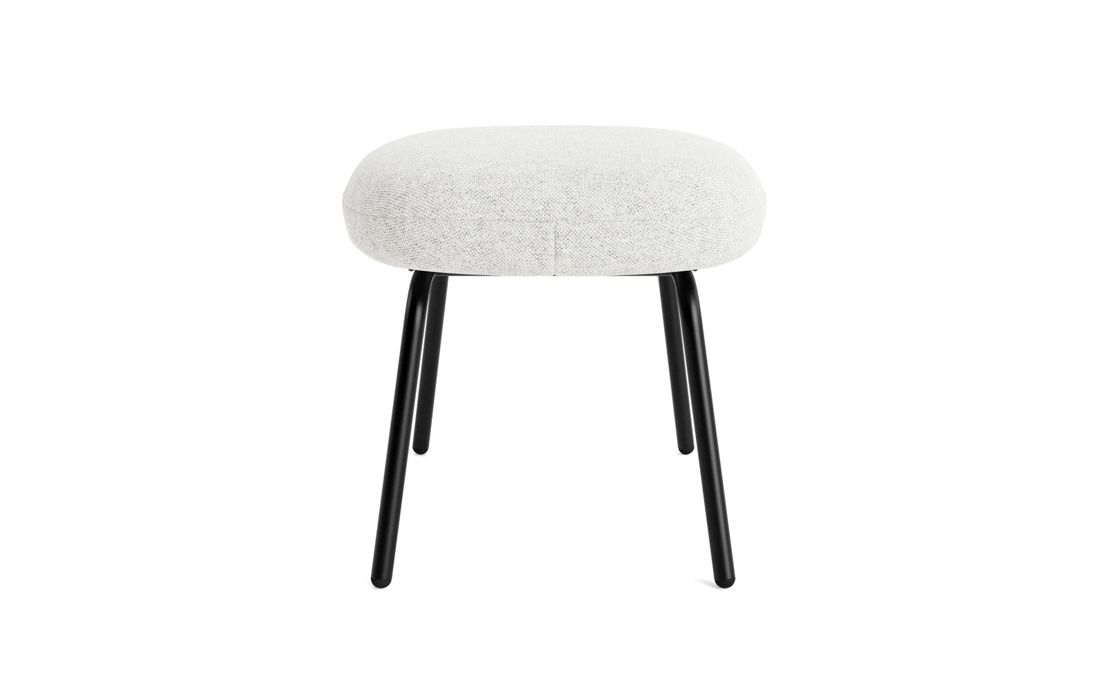 Entdecken Sie den Era Fusshocker von Normann Copenhagen: Ein stilvolles, langlebiges Möbelstück aus schwarzem Stahl und feinem Hallingdal-Stoff, ideal für Ihr Zuhause.