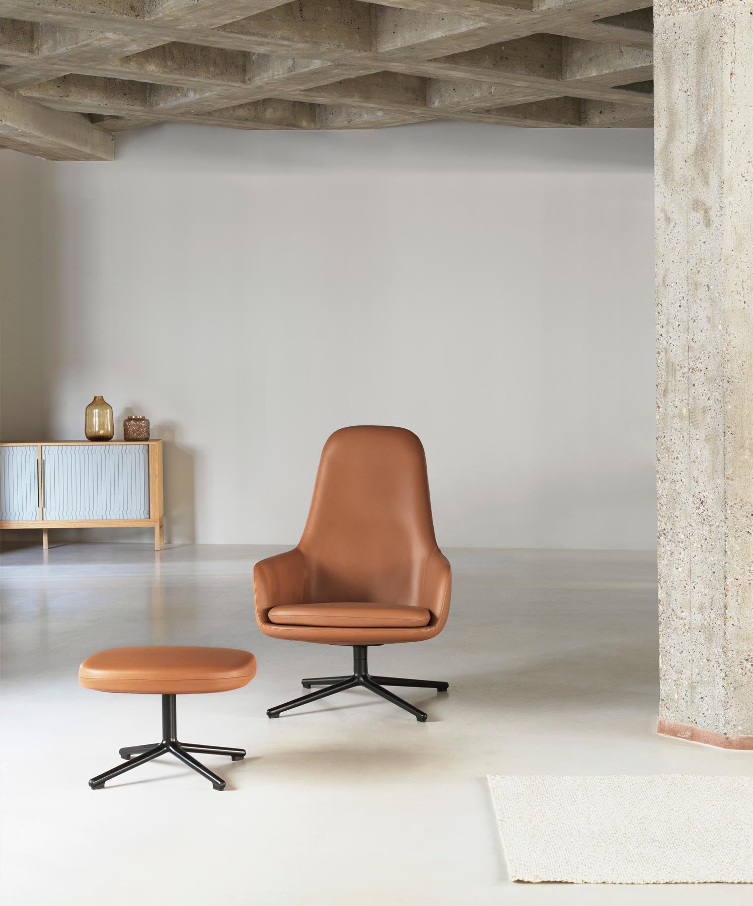 Entdecken Sie den Era Fusshocker Chrom Hallingdal von Normann Copenhagen – ein stilvolles Möbelstück, das Komfort und zeitloses Design vereint.
