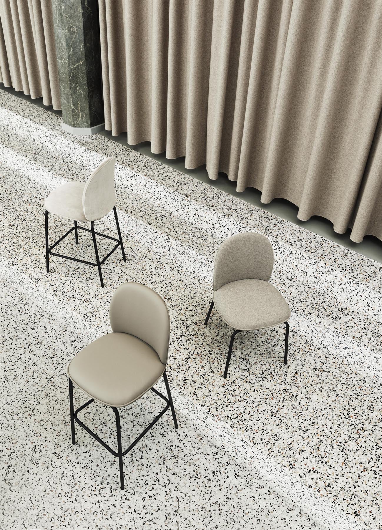 Entdecken Sie den Ace Barstuhl 65 cm gepolstert von Normann Copenhagen – ein stilvolles Möbelstück aus hochwertigem Stahl, das urbanen Chic und höchsten Sitzkomfort vereint.