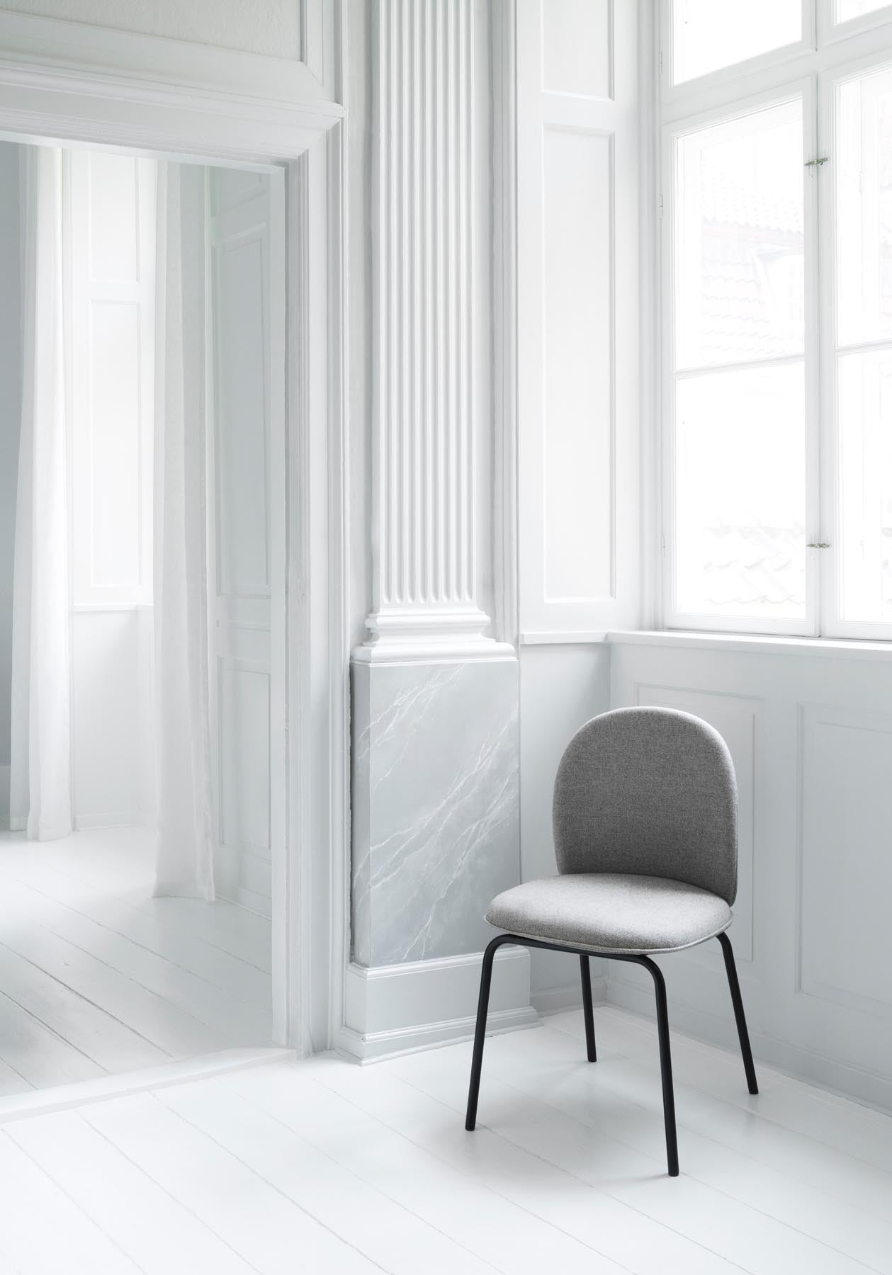 Der gepolsterte Ace Stuhl von Normann Copenhagen kombiniert stilvolles Schwarz mit robustem Stahl und bietet höchsten Sitzkomfort für moderne Räume.
