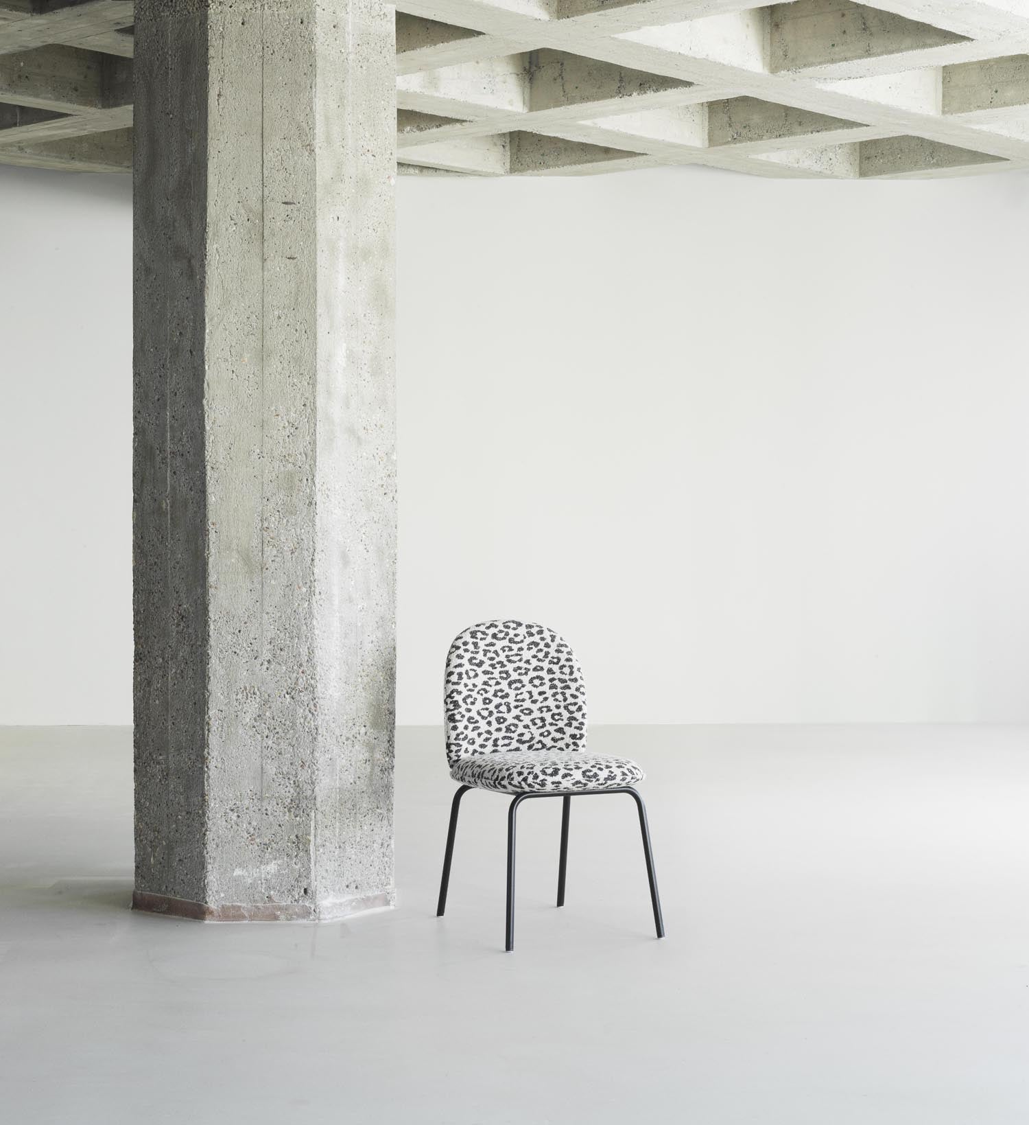 Der Ace Stuhl von Normann Copenhagen vereint elegantes Design in Schwarz mit stabilen Stahlbeinen und sorgt für optimalen Komfort in jedem modernen Interieur.