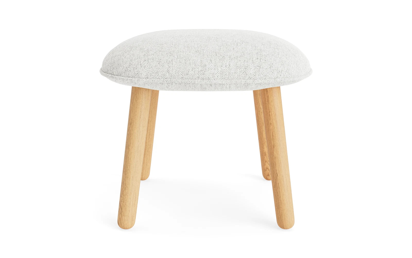 Erleben Sie den Ace Fusshocker Eiche Hallingdal von Normann Copenhagen – eine harmonische Verbindung von modernem Design und optimalem Sitzkomfort.