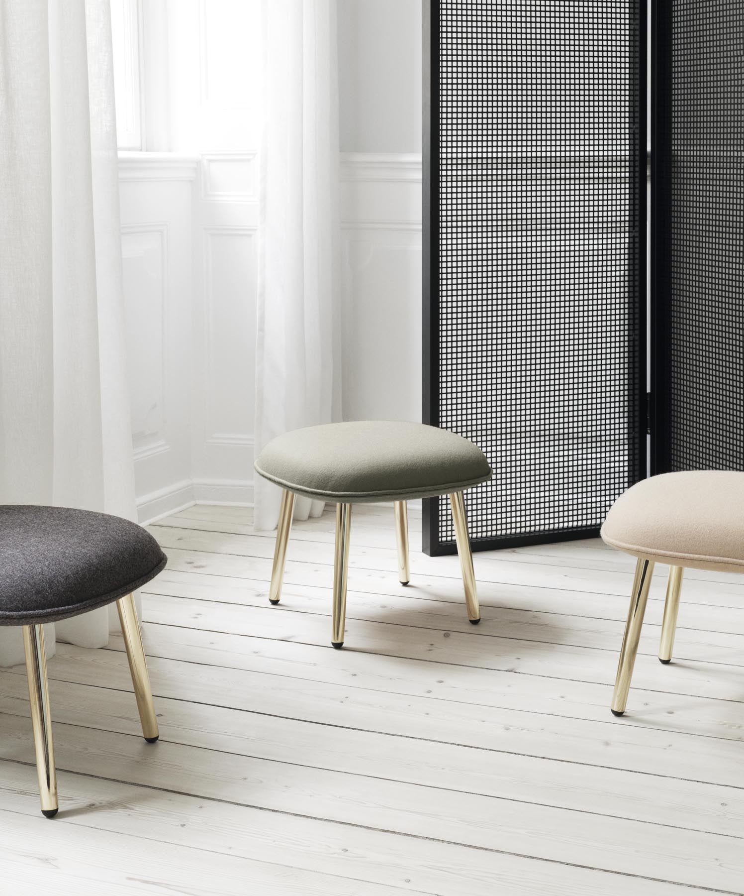 Erleben Sie den Ace Fusshocker in gebeizter Eiche, ein elegantes Design von Normann Copenhagen, das urbanen Komfort und Stil perfekt kombiniert.