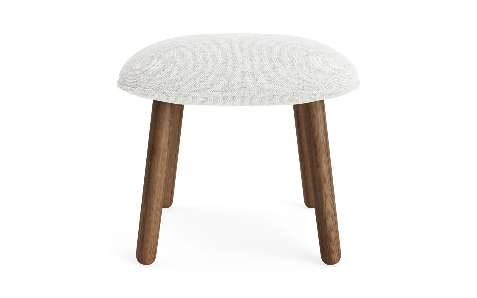 Entdecken Sie den Ace Fusshocker aus gebeizter Eiche von Normann Copenhagen – ein stilvolles Möbelstück, das urbanen Komfort und zeitgemäßes Design vereint.