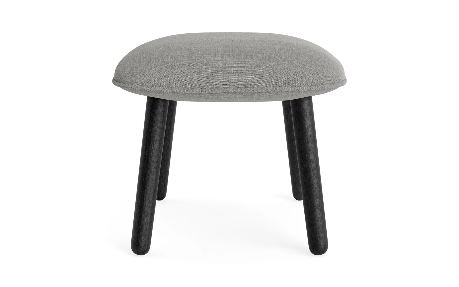 Entdecken Sie den Ace Fusshocker in schwarzer Eiche Remix – ein stilvolles Möbelstück, das urbanen Komfort und skandinavische Eleganz perfekt kombiniert.