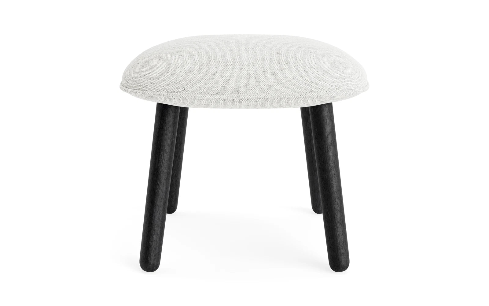 Entdecken Sie den Ace Fusshocker in schwarzer Eiche mit hochwertiger Hallingdal-Polsterung – ein stilvolles Möbelstück, das Komfort und modernes Design vereint.