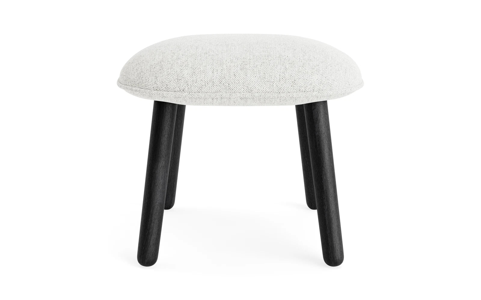 Erleben Sie den Ace Fusshocker in edler schwarzer Eiche mit Hallingdal-Polsterung – ein elegantes Möbelstück, das Funktionalität und skandinavisches Design harmonisch verbindet.