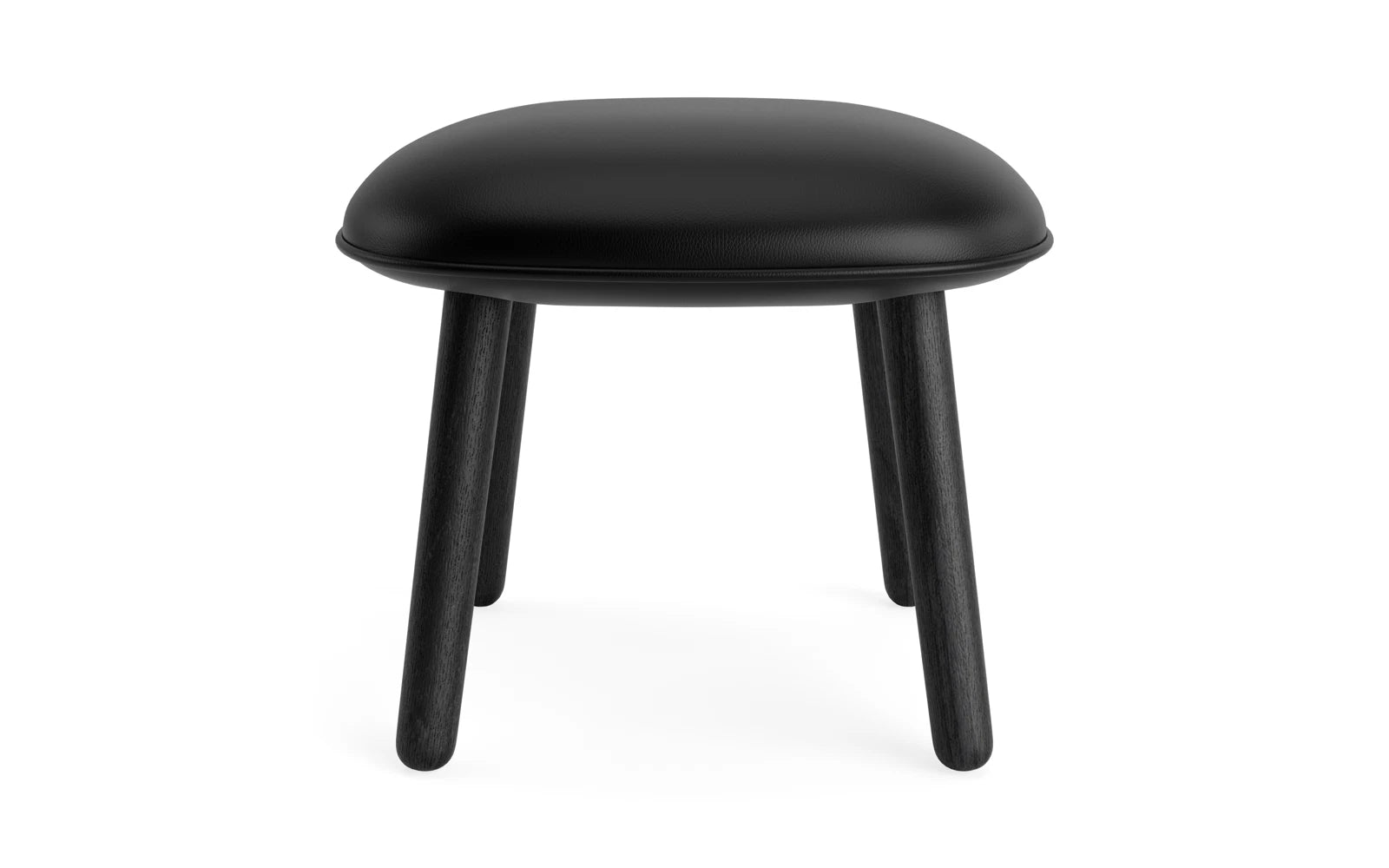 Erleben Sie den Ace Fusshocker in schwarzer Eiche Ultra – ein elegantes, kompaktes Möbelstück, das Komfort und modernes Design für Ihr Zuhause vereint.