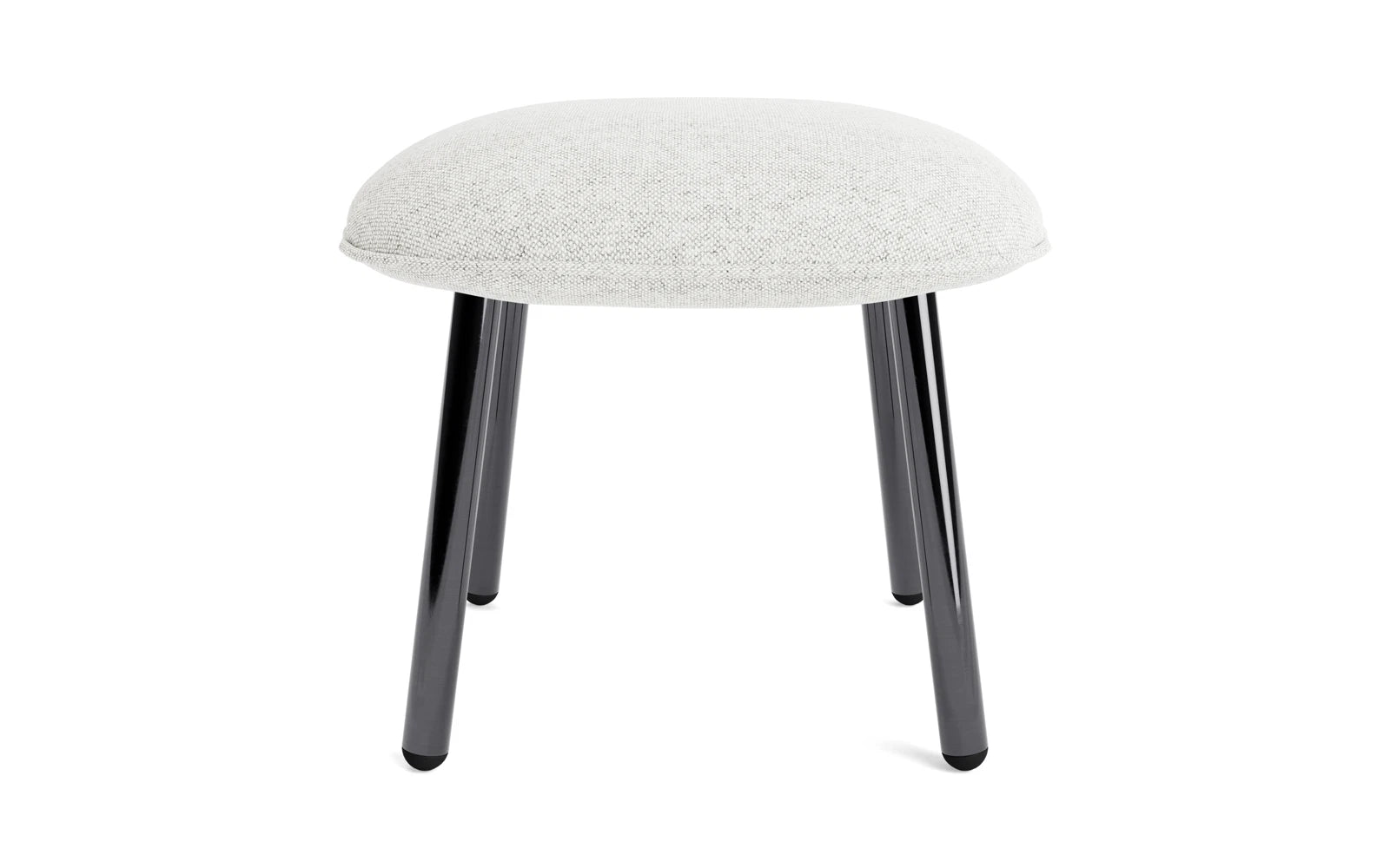 Entdecken Sie den Ace Fusshocker von Normann Copenhagen: Ein stilvolles, funktionales Design aus schwarzem Metall und hochwertigem Hallingdal-Stoff, perfekt für urbane Räume.