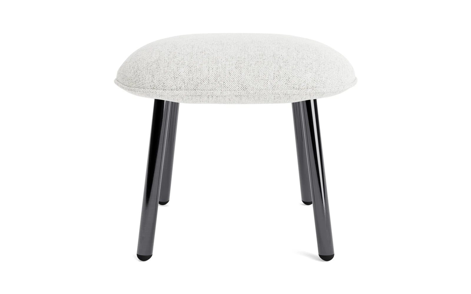 Erleben Sie den Ace Fusshocker von Normann Copenhagen: Ein elegantes, kompaktes Möbelstück aus schwarzem Metall und feinem Hallingdal-Stoff, ideal für moderne Wohnräume.