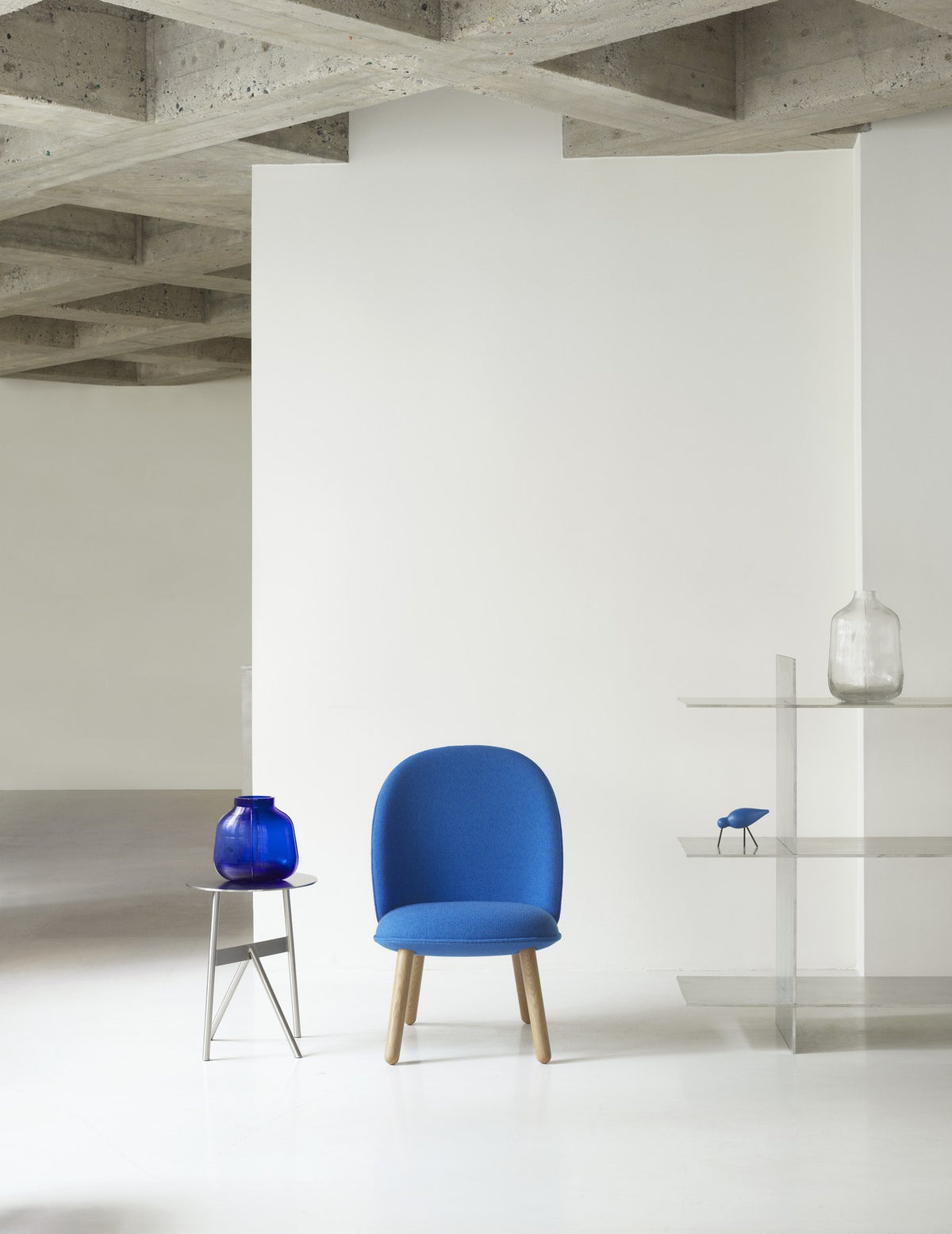 Ace Lounge-Sessel von Normann Copenhagen in Blau mit gebeizten Eichenbeinen, gepolsterter Sitzschale und schlanken, konischen Beinen.