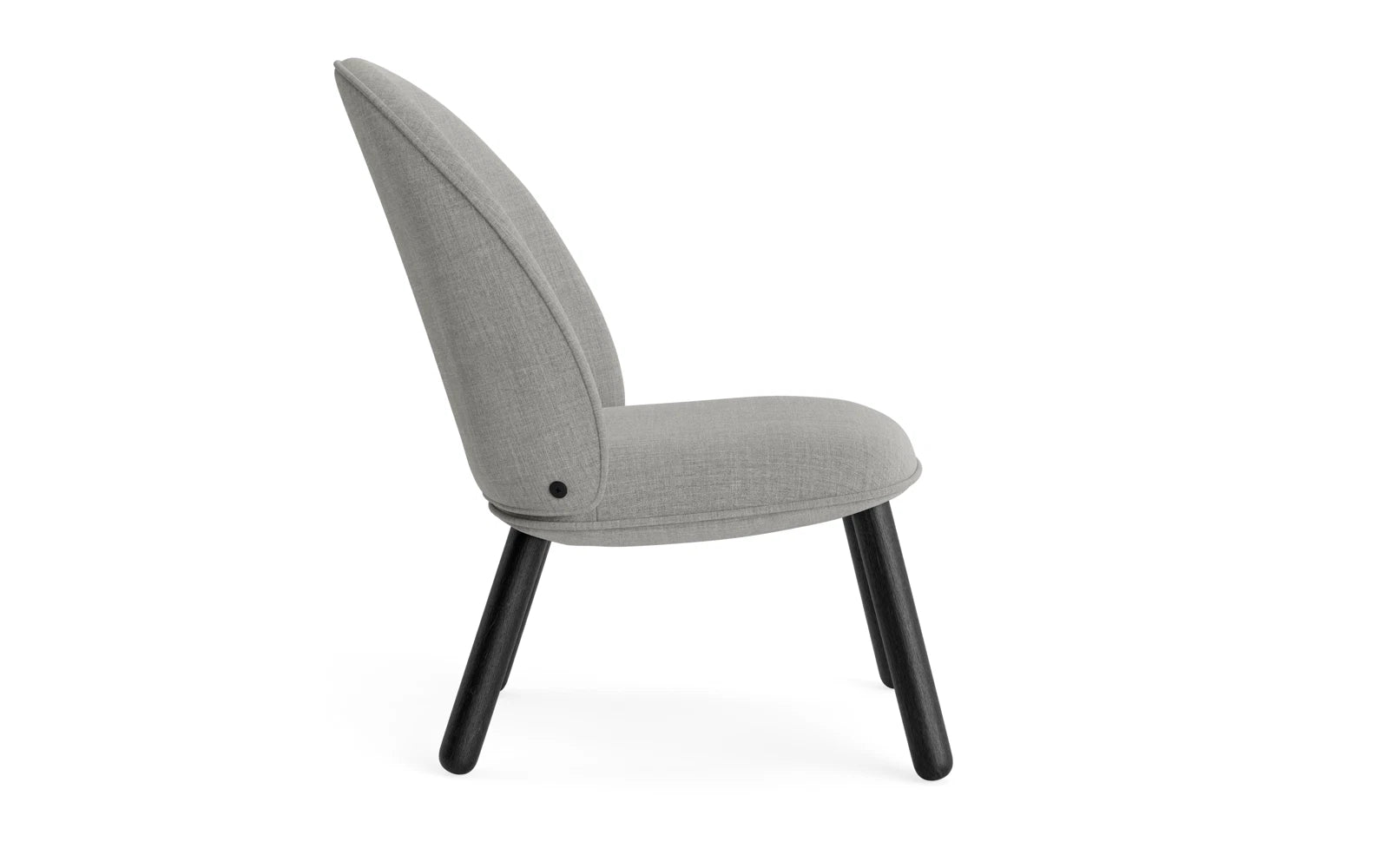 Genießen Sie den Ace Lounge-Sessel in schwarzer Eiche Remix von Normann Copenhagen – ein stilvolles Möbelstück, das Komfort und Funktionalität perfekt kombiniert.