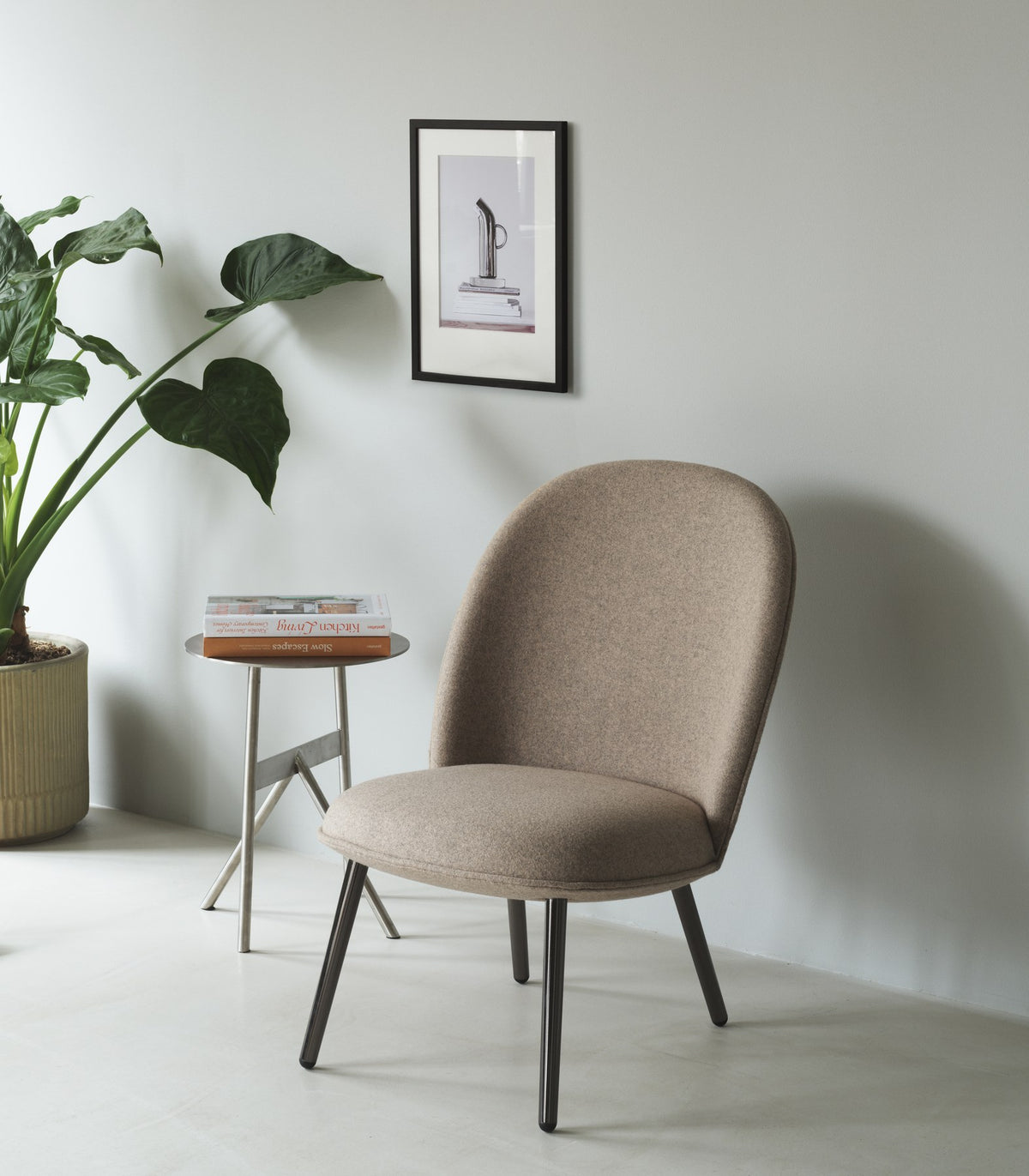 Ace Lounge-Sessel in Grau von Normann Copenhagen mit gepolsterter Sitzschale, Rückenlehne und konisch geformten Beinen aus Messing-Stahl.