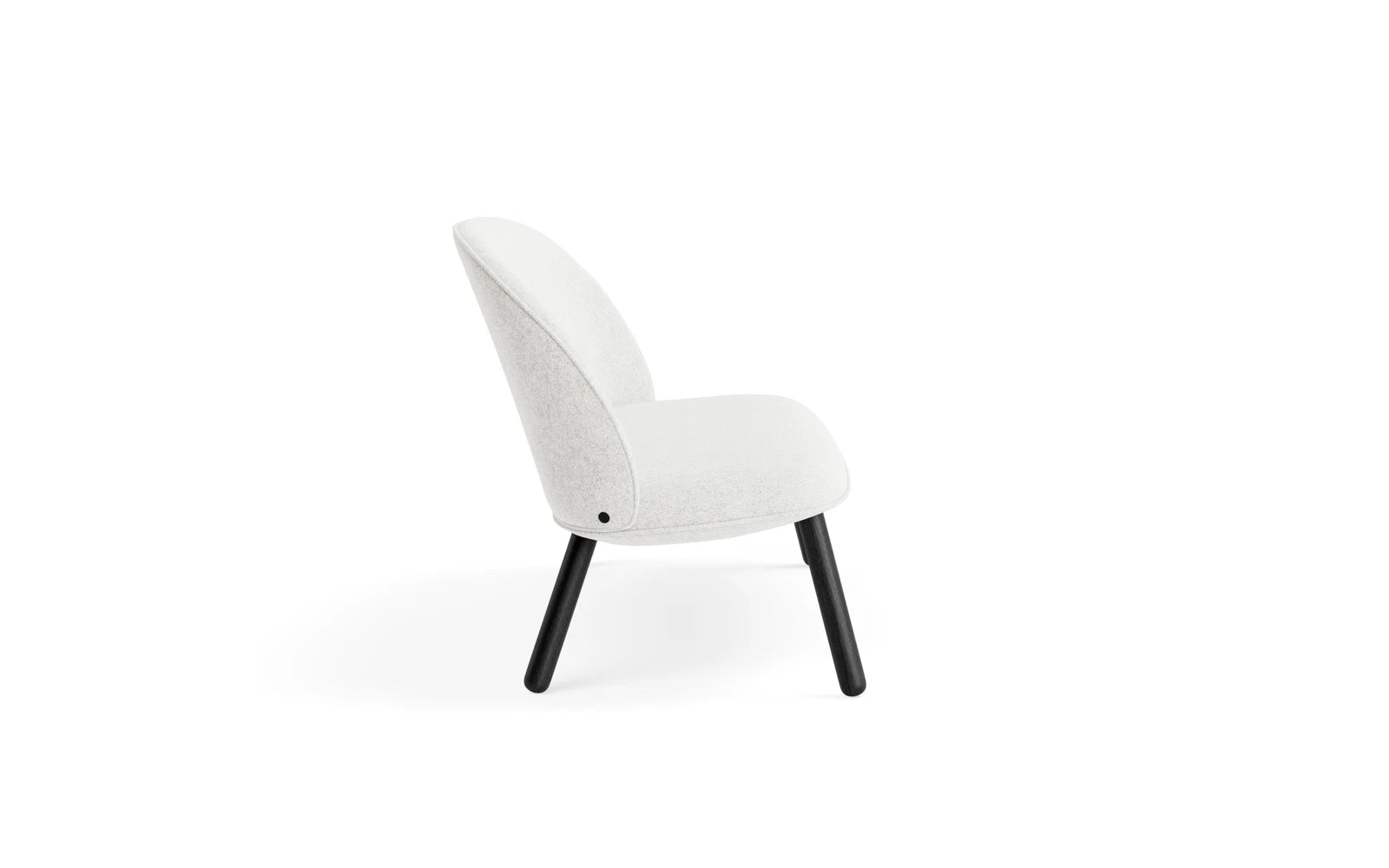 Entdecken Sie das Ace Sofa in schwarzer Eiche von Normann Copenhagen – ein elegantes Möbelstück, das urbanen Stil und höchsten Komfort vereint.