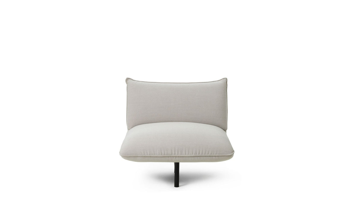 Ark 2er Sofa von Normann Copenhagen in Stoff Steelcut Trio 205, geschwungene Form mit gepolsterten Kissen und schlanken Stahlbeinen.