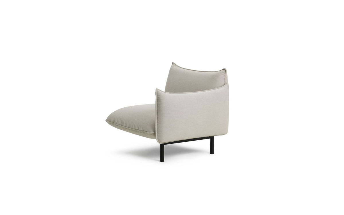 Ark 2er Sofa von Normann Copenhagen in Stoff Steelcut Trio 205, geschwungene Form mit gepolsterten Kissen und schlanken Stahlbeinen.