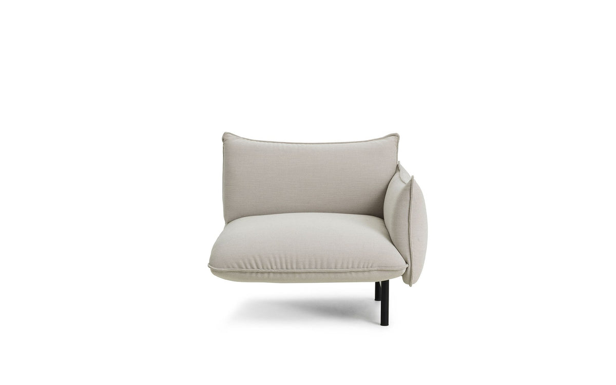 Ark 2er Sofa von Normann Copenhagen in Stoff Steelcut Trio 205, geschwungene Form mit gepolsterten Kissen und schlanken Stahlbeinen.