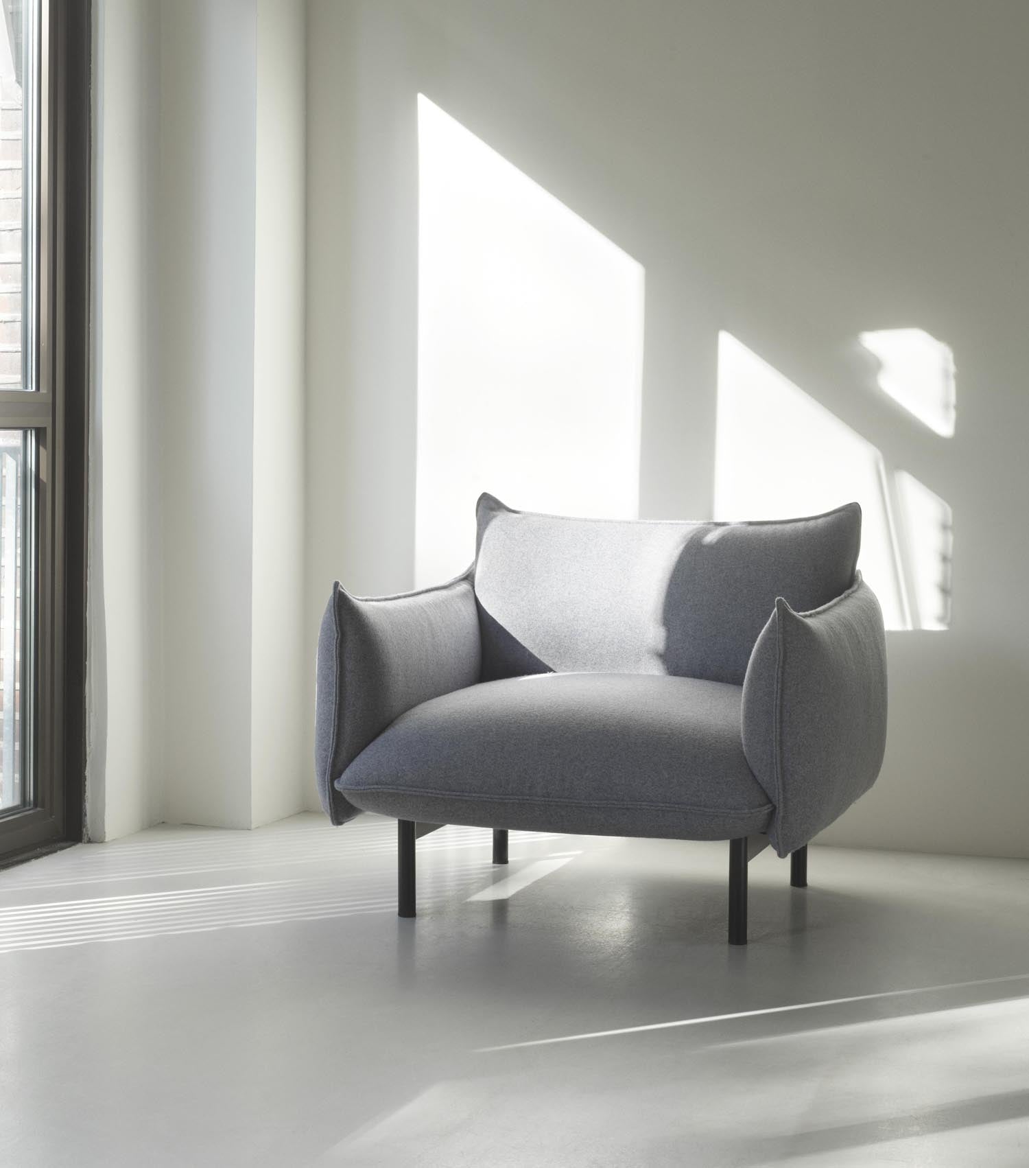 Der Ark Sessel von Normann Copenhagen besticht durch sein elegantes Design und außergewöhnlichen Sitzkomfort. Ideal für stilvolle Wohnräume.