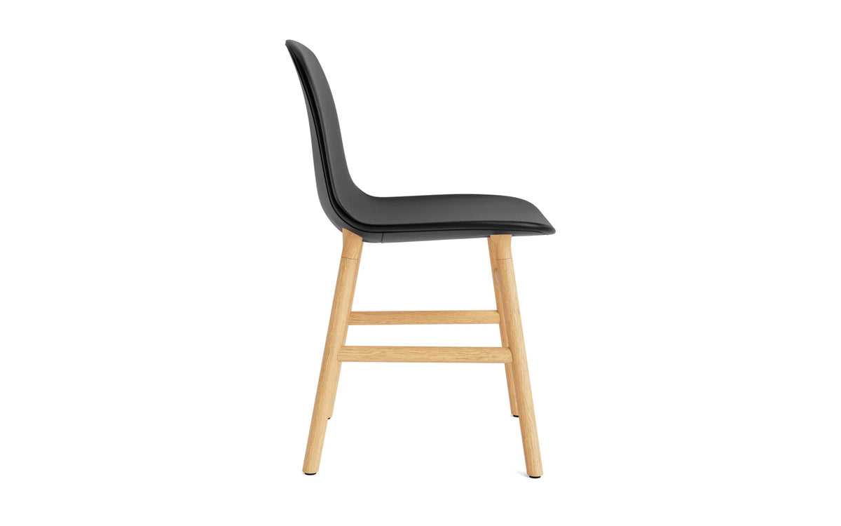 Form Stuhl gepolstert Eiche Ultra Leder in Ultra 41599 präsentiert im Onlineshop von KAQTU Design AG. Schalenstuhl ist von Normann Copenhagen