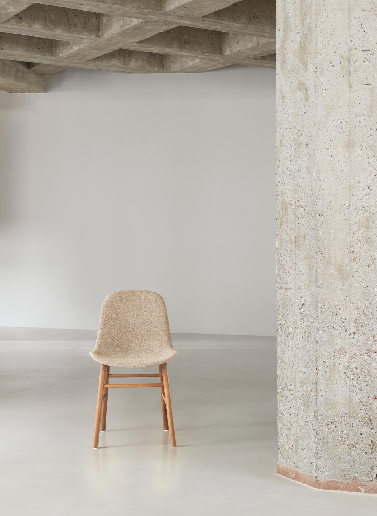 Stilvoller gepolsterter Form Stuhl aus Eiche und hochwertigem Ultra Leder von Normann Copenhagen – perfekt für zeitgemäße Einrichtung und Gemütlichkeit.