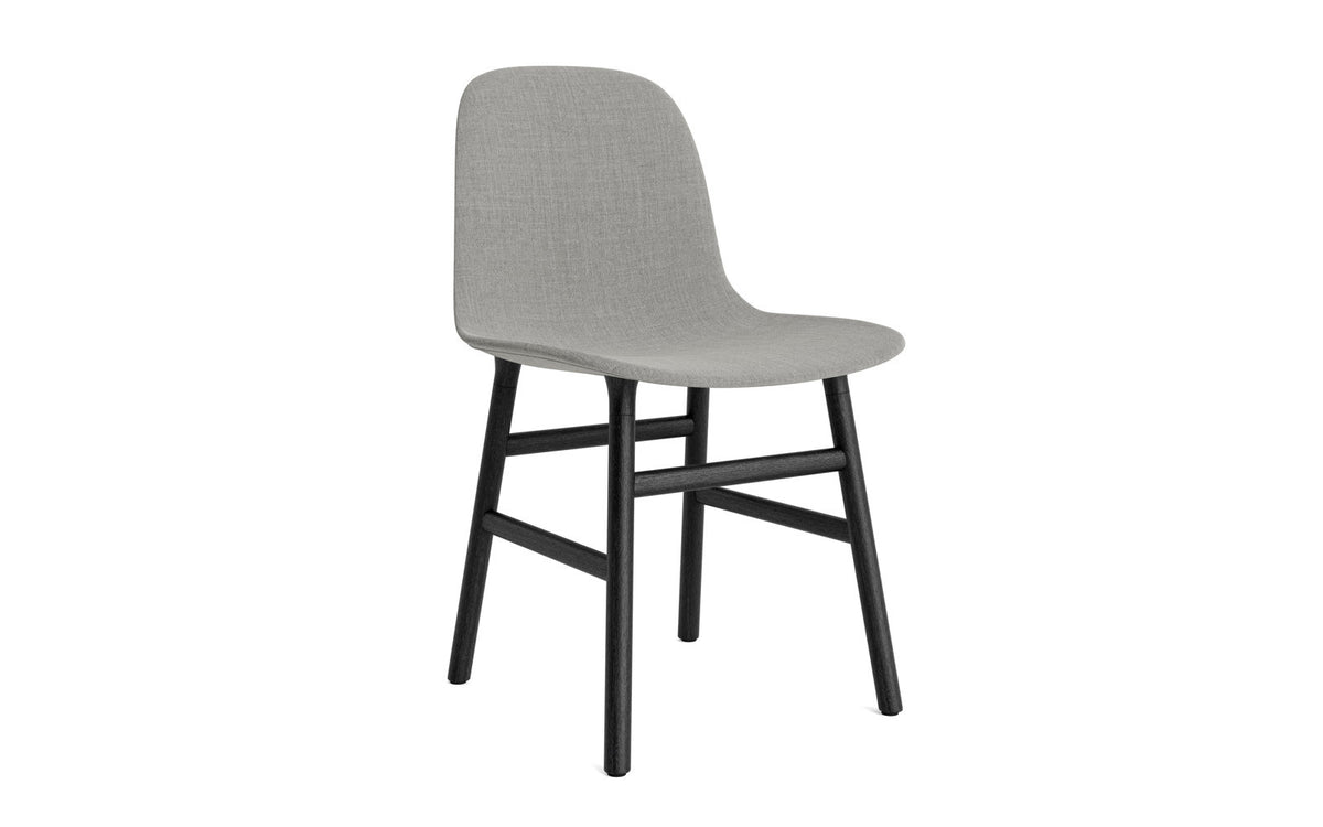 Form Stuhl gepolstert schwarze Eiche Hallingdal in Remix 133 präsentiert im Onlineshop von KAQTU Design AG. Stuhl ist von Normann Copenhagen