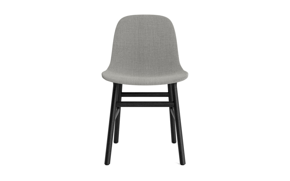 Form Stuhl gepolstert schwarze Eiche Hallingdal in Remix 133 präsentiert im Onlineshop von KAQTU Design AG. Stuhl ist von Normann Copenhagen
