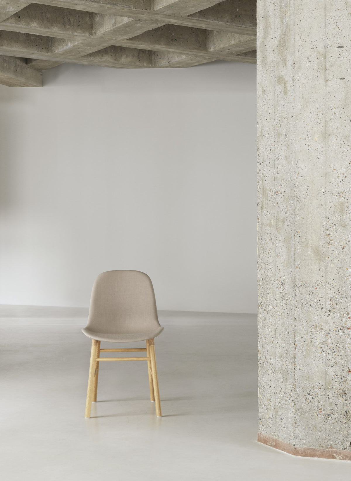 Gepolsterter Form Stuhl von Normann Copenhagen in Taupe, Sitzschale aus Polypropylen mit Polster, Beine aus lackiertem Walnussholz.