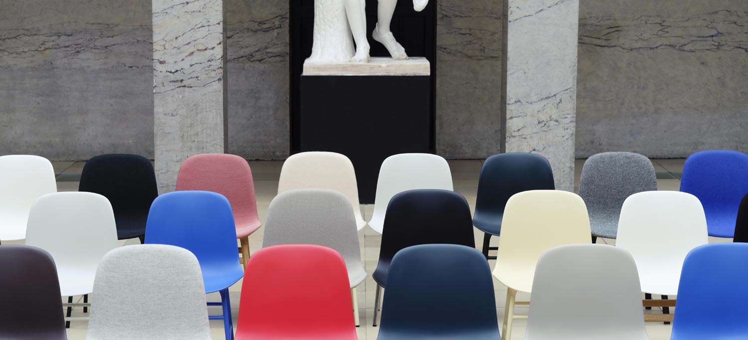 Erleben Sie den Form Stuhl gepolstert Walnuss Remix von Normann Copenhagen – ein elegantes Möbelstück, das Komfort und Stil vereint.