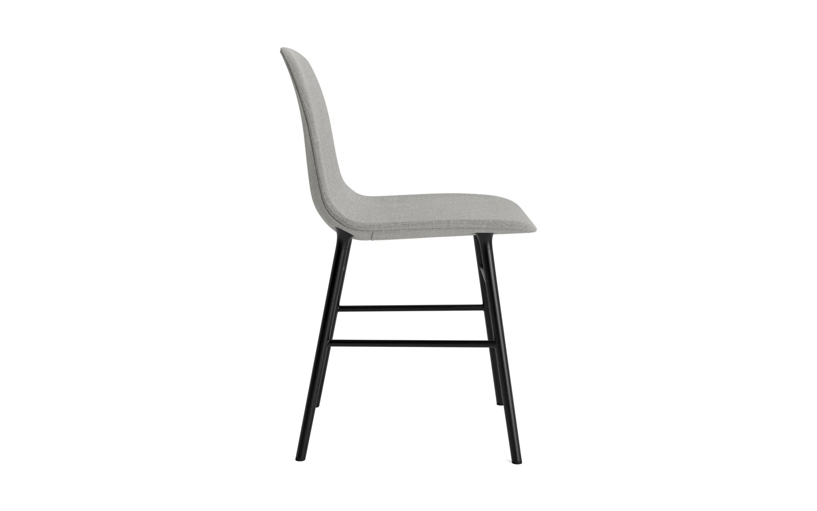 Der Form Stuhl gepolstert Schwarz Stahl Remix von Normann Copenhagen vereint stilvolle Eleganz mit optimalem Sitzkomfort. Perfekt für jedes Zuhause.
