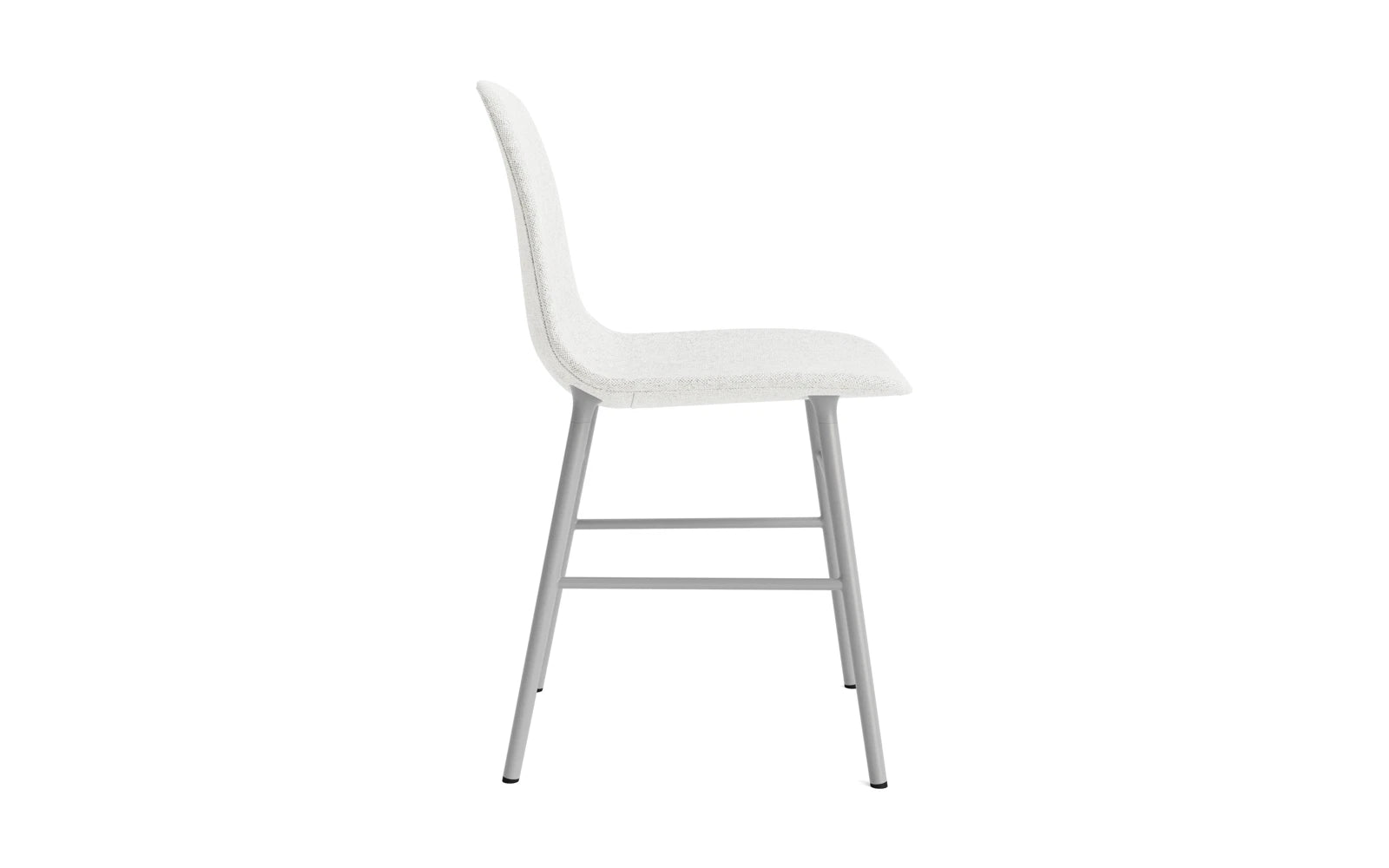 Entdecken Sie den eleganten Form Stuhl in Grau von Normann Copenhagen – ein stilvolles Möbelstück, das Komfort und zeitgenössisches Design perfekt kombiniert.