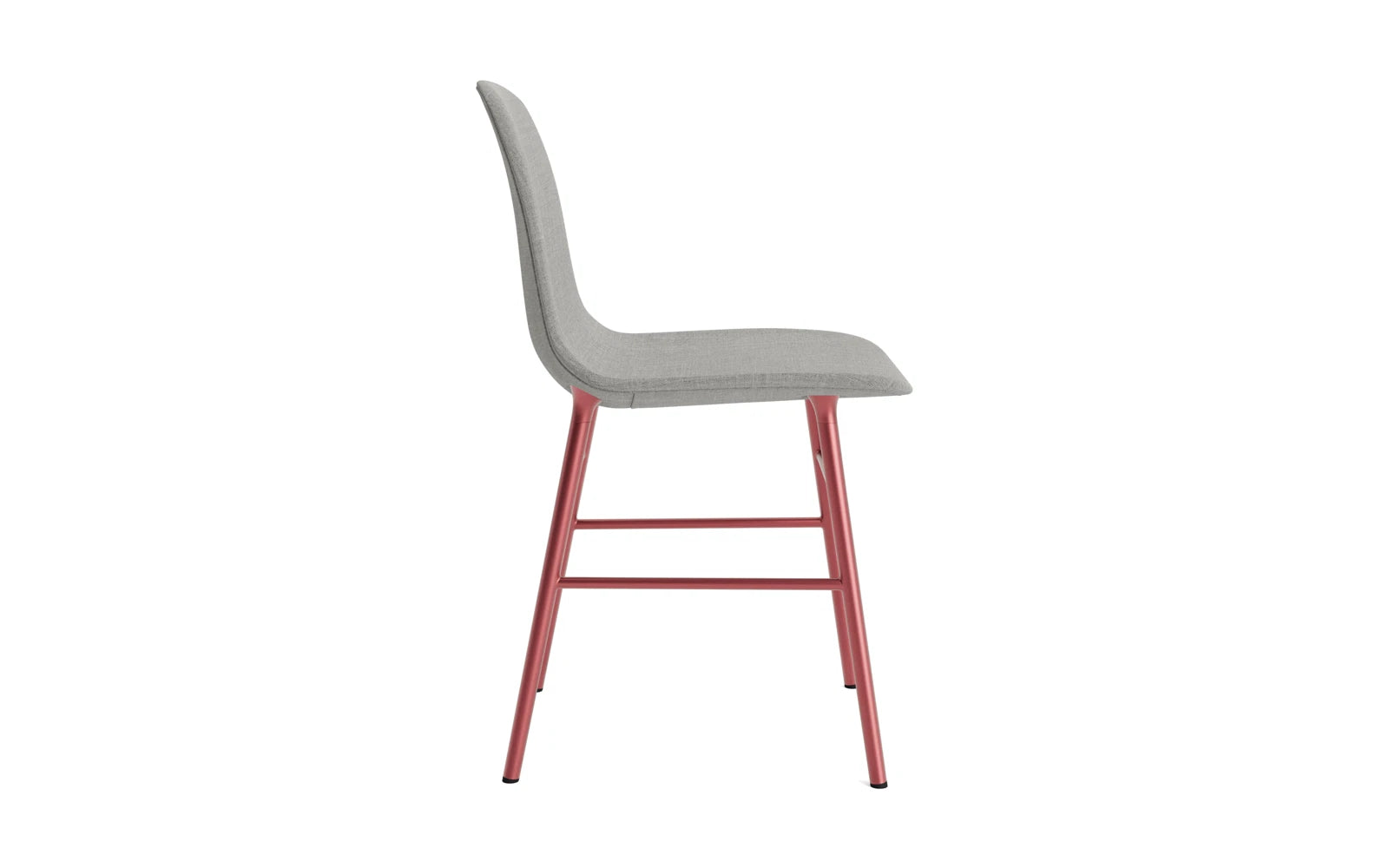 Entdecken Sie den Form Stuhl gepolstert Rot von Normann Copenhagen – ein elegantes Möbelstück, das modernes Design, Komfort und vielfältige Anpassungsoptionen bietet.