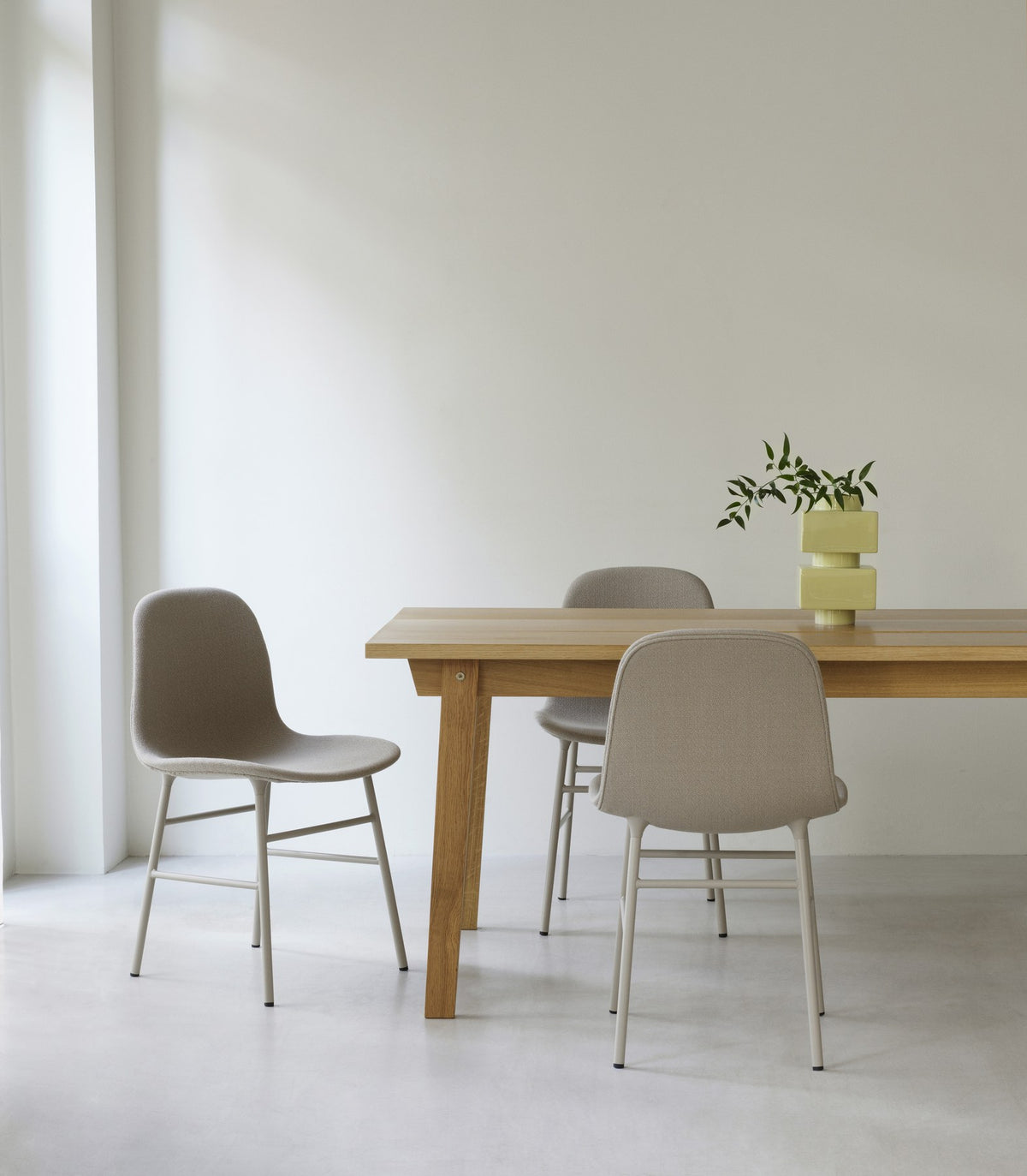 Form Stuhl von Normann Copenhagen mit schwarzer Polsterung, Sitzschale aus Polypropylen und Beinen aus vermessingtem Stahl.