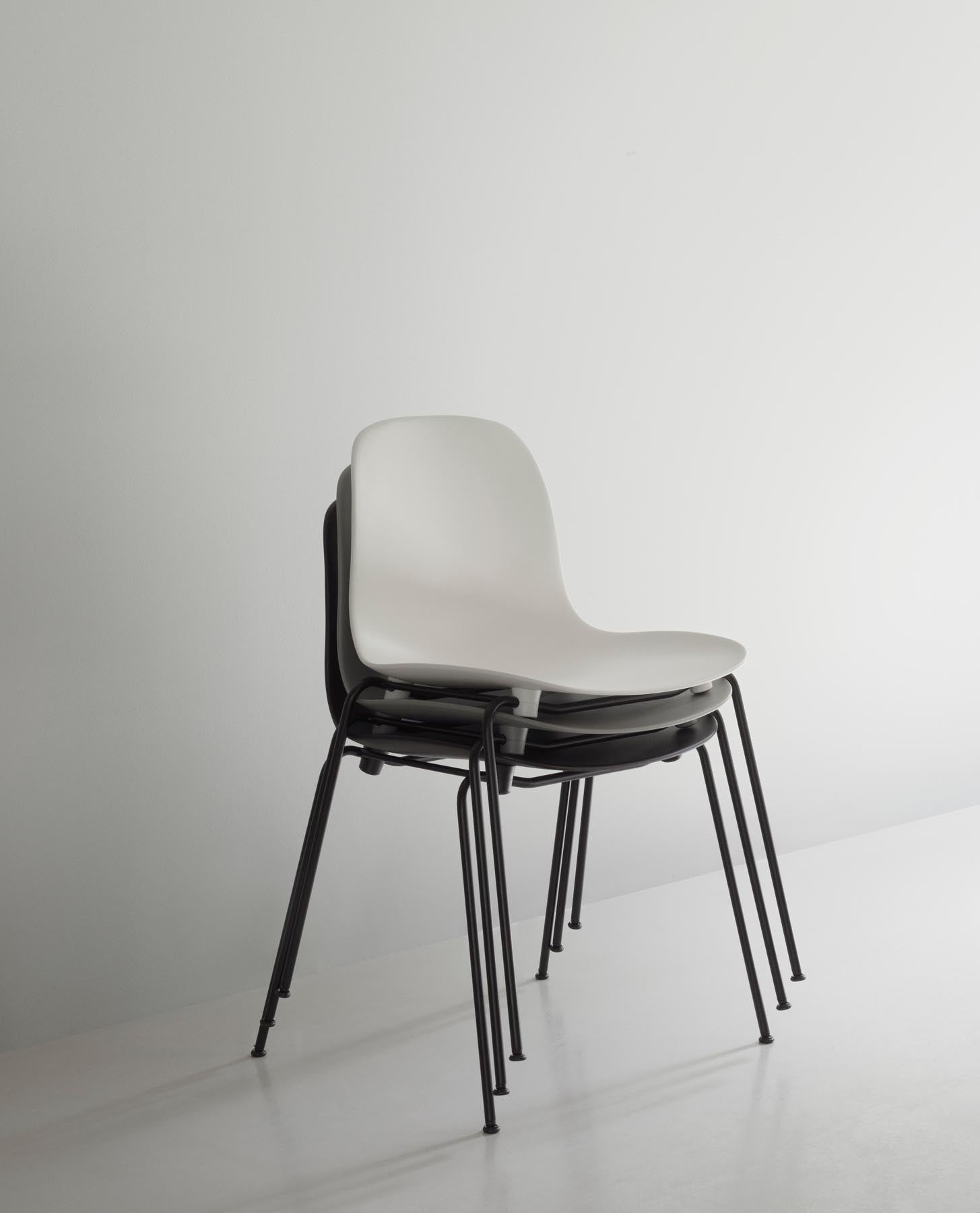 Entdecken Sie den Form Stapelstuhl von Normann Copenhagen: elegantes Design, stapelbares schwarzes Stahlgestell und bequeme Polsterung für jeden Raum.