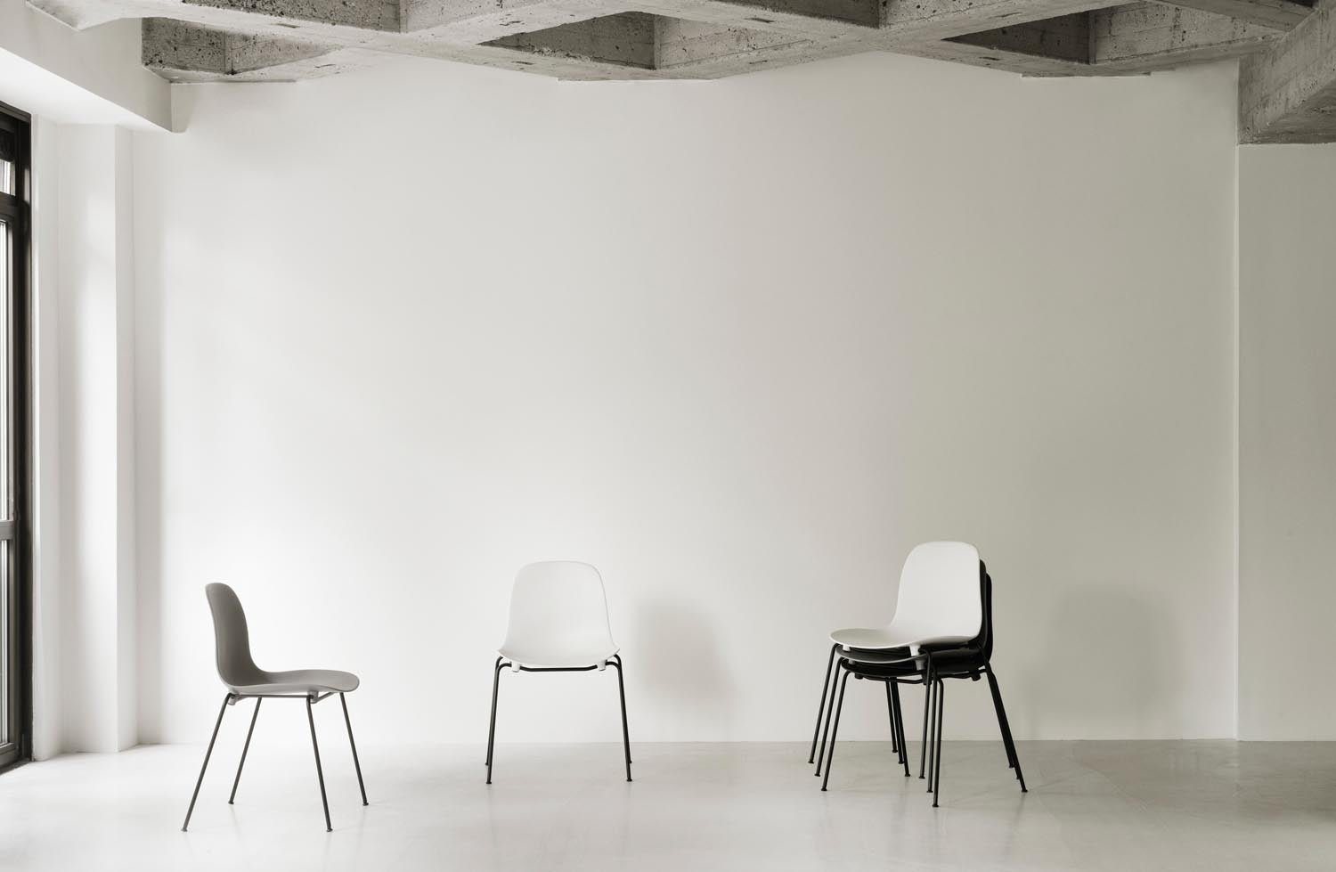 Entdecken Sie den Form Stapelstuhl von Normann Copenhagen: elegantes, stapelbares Design mit schwarzem Stahlgestell und bequemer Polsterung für jeden Raum.