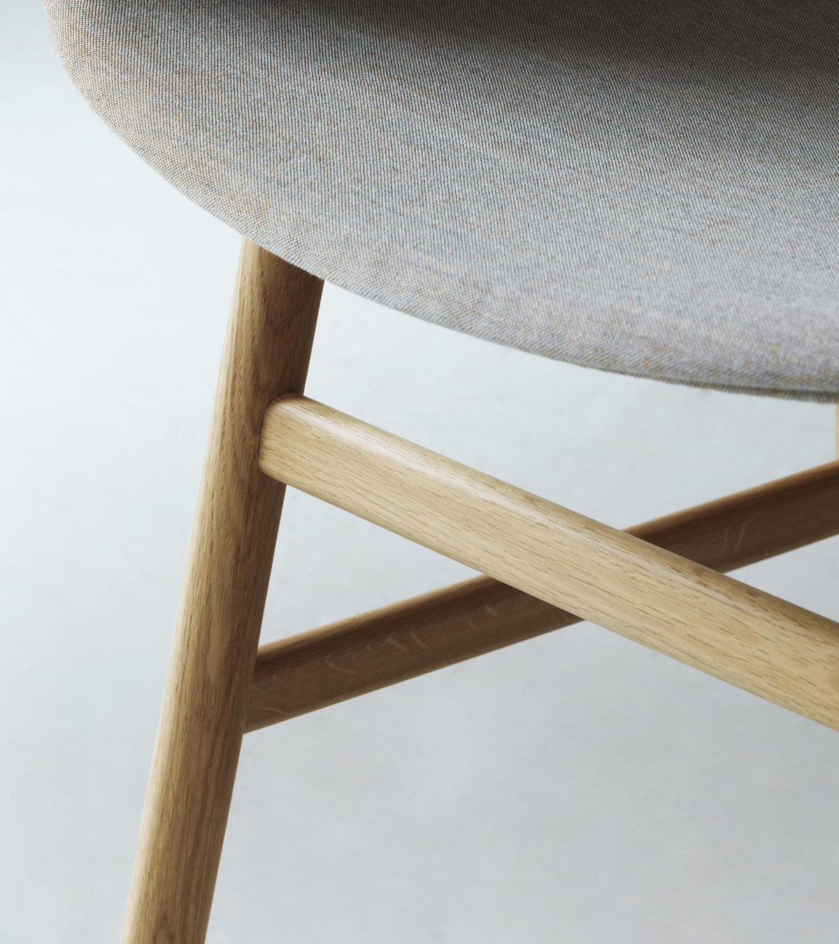 Form Lehnstuhl gepolstert Eiche Remix in Remix 133 präsentiert im Onlineshop von KAQTU Design AG. Stuhl mit Armlehne ist von Normann Copenhagen