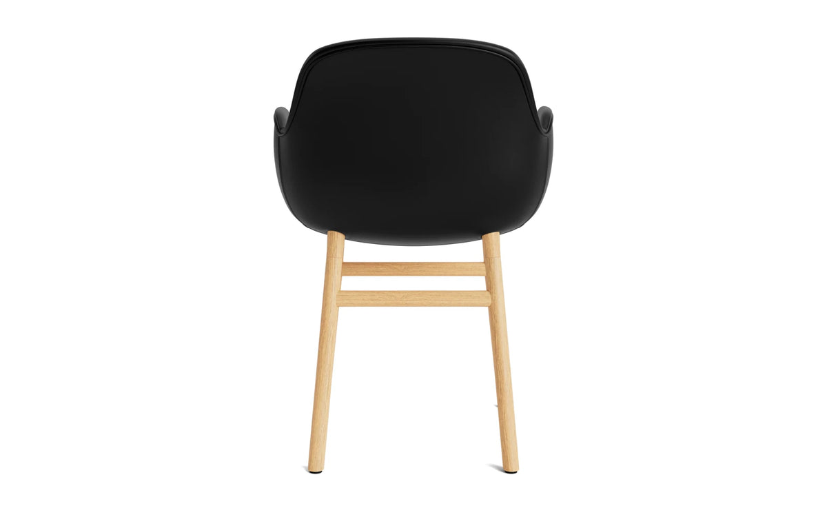 Form Lehnstuhl gepolstert Eiche Ultra Leder in Ultra 41599 präsentiert im Onlineshop von KAQTU Design AG. Stuhl mit Armlehne ist von Normann Copenhagen