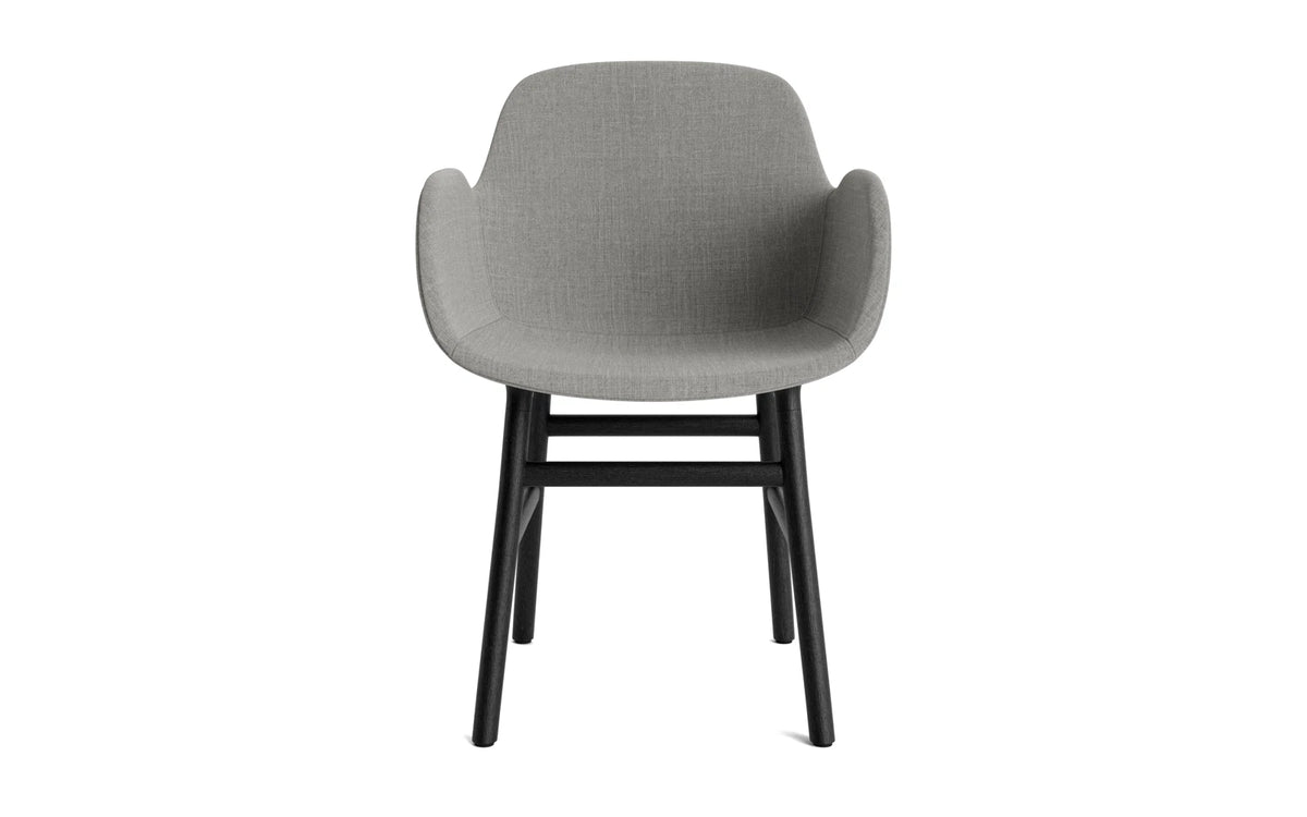 Form Lehnstuhl gepolstert schwarze Eiche Remix in Remix 133 präsentiert im Onlineshop von KAQTU Design AG. Stuhl mit Armlehne ist von Normann Copenhagen
